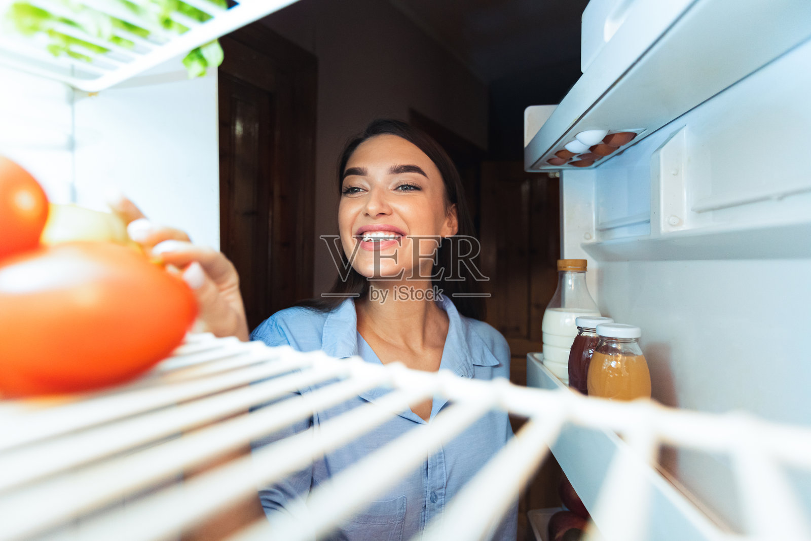 小女孩在家里打开冰箱，内部视角。照片摄影图片