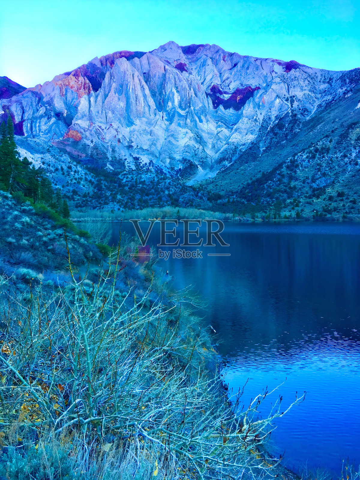 美丽的阿尔卑斯多彩花岗岩山脉俯瞰湖泊照片摄影图片