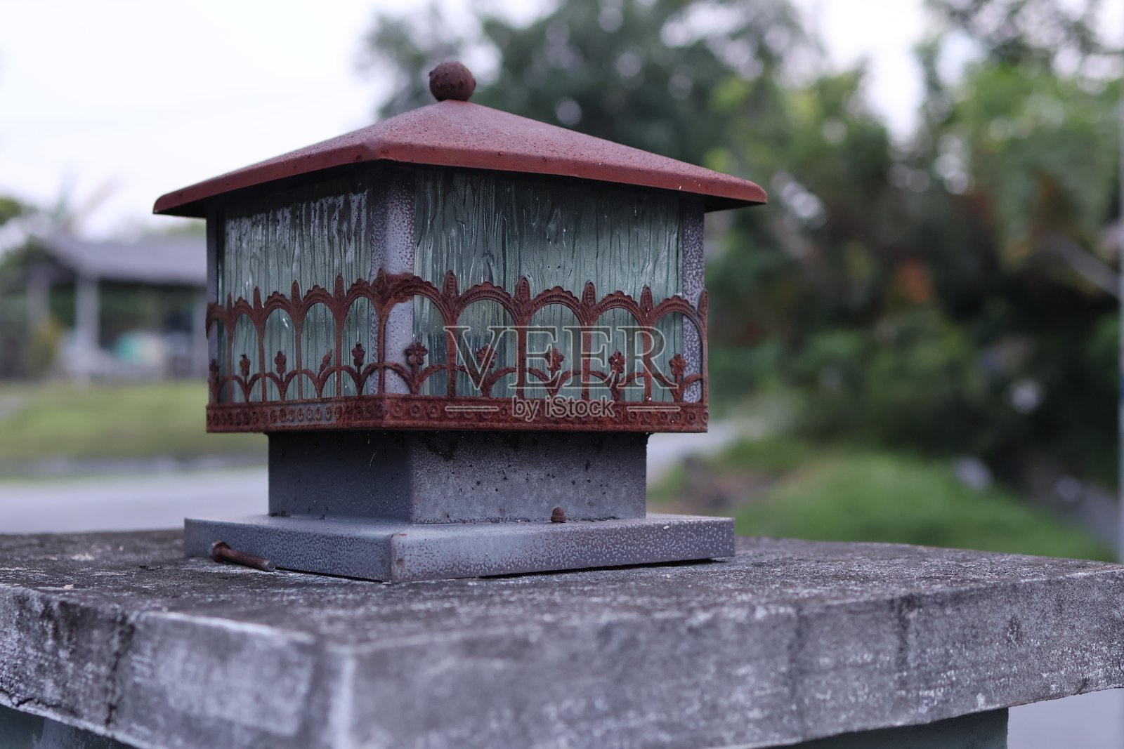 复古户外灯笼放置在混凝土柱上。照片摄影图片