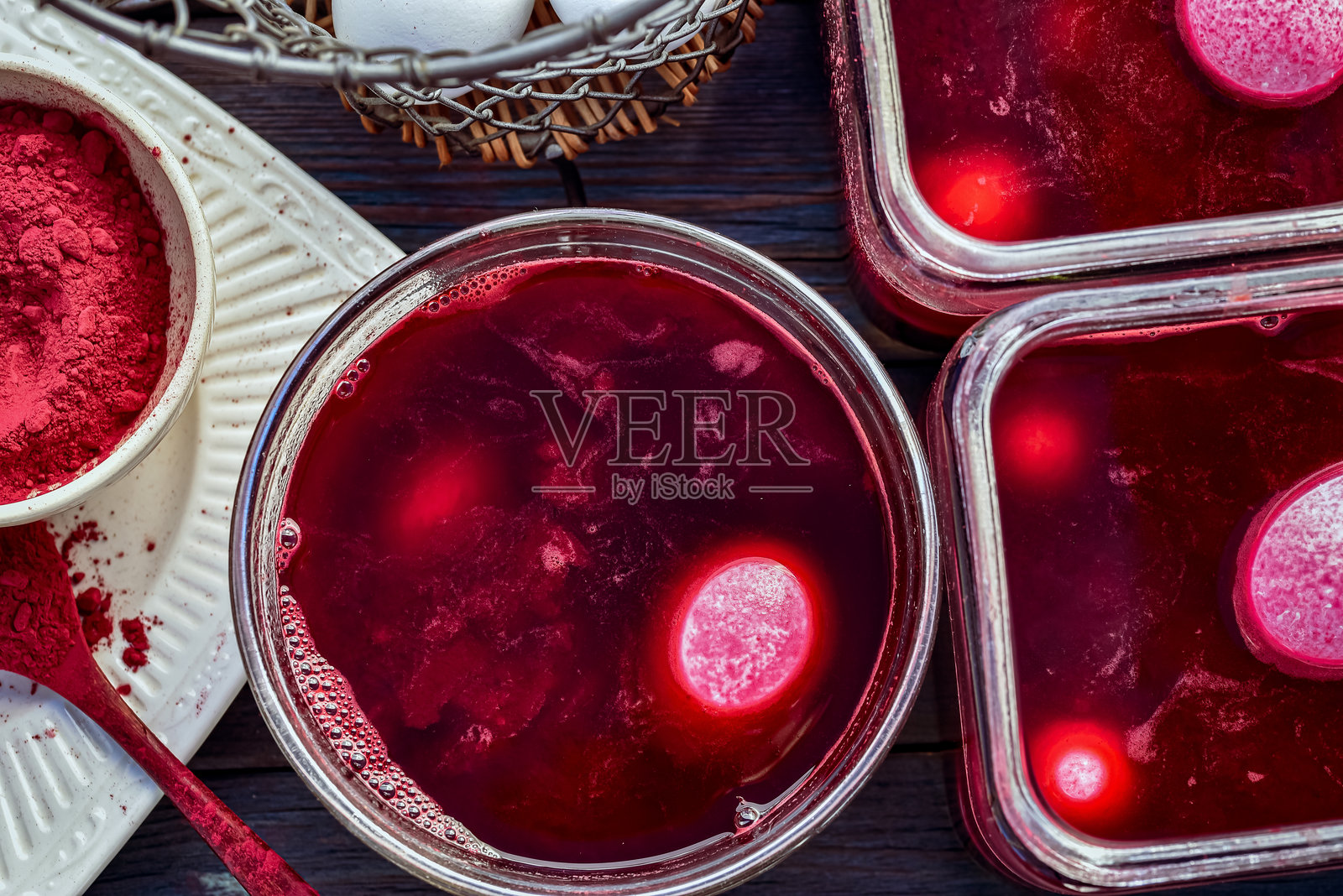 天然红甜菜根粉染浴，用于为复活节染色煮鸡蛋照片摄影图片