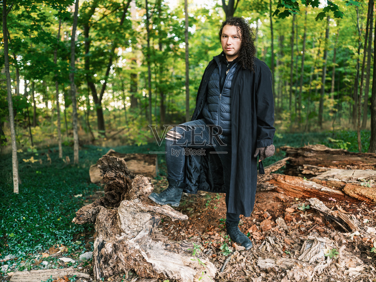 年轻演员在公园练习万圣节剧的肖像照片摄影图片