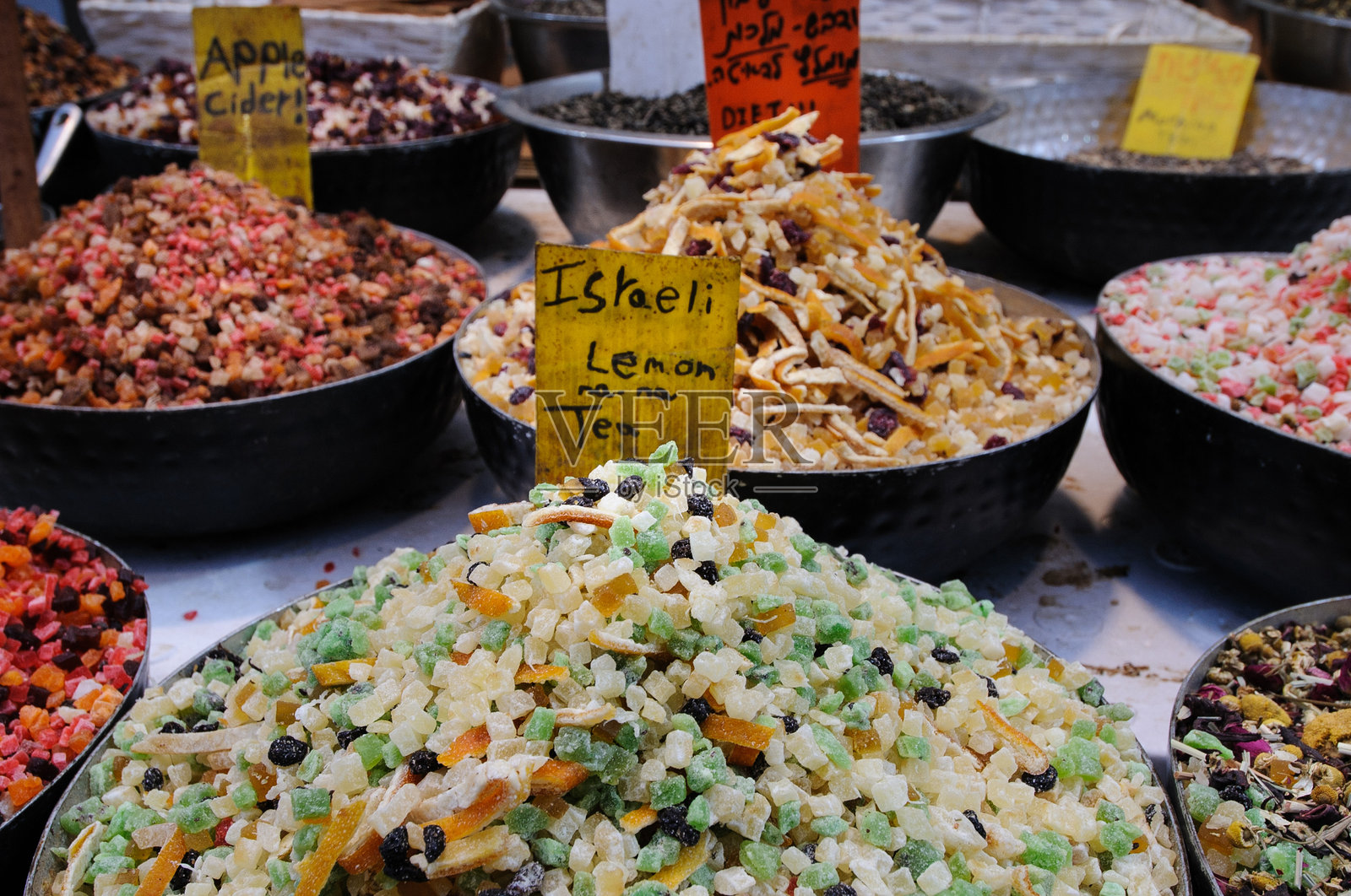 五彩缤纷的特色水果茶混合饮品。照片摄影图片