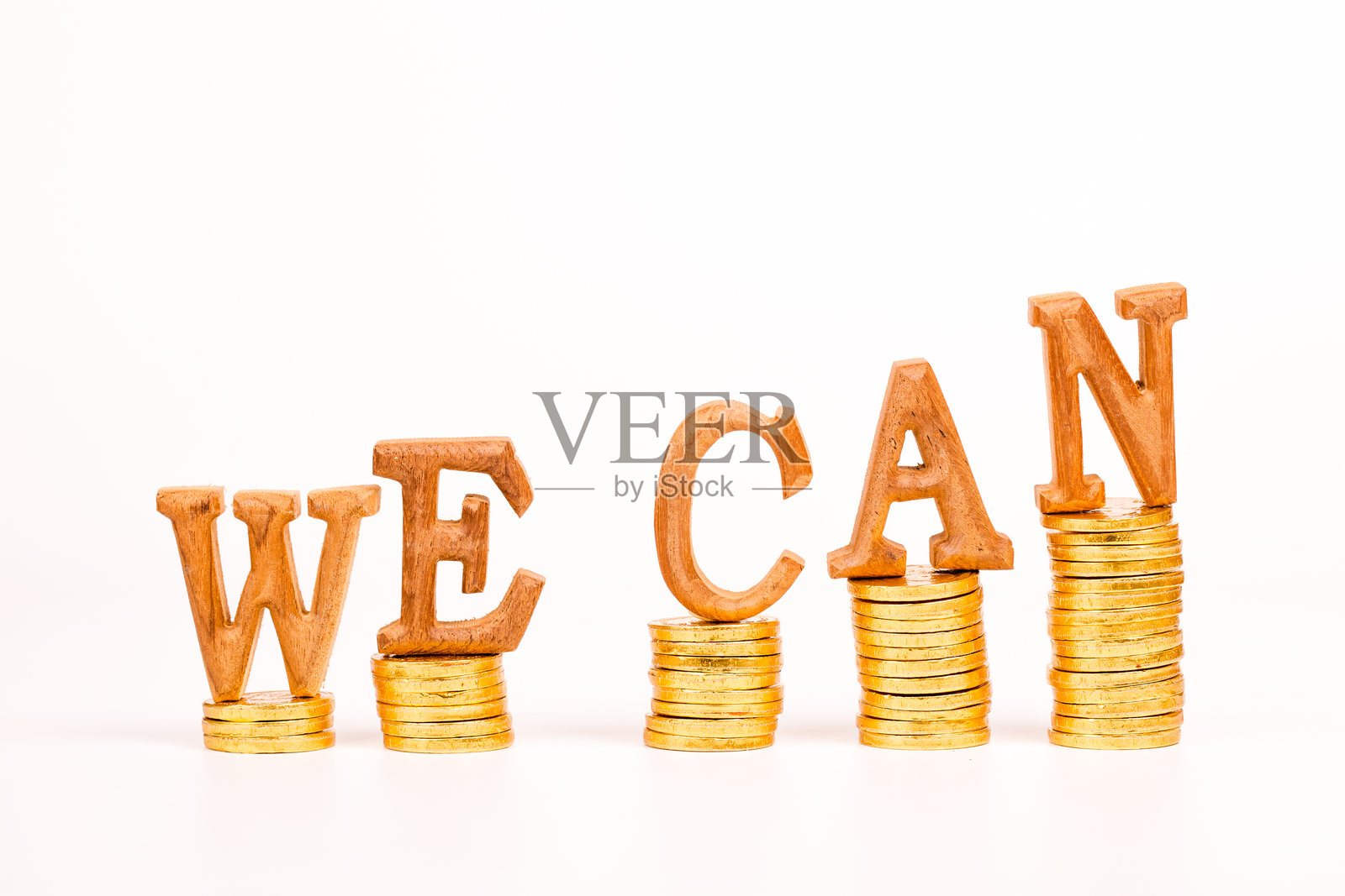 白色背景下的硬币与文字特写照片摄影图片