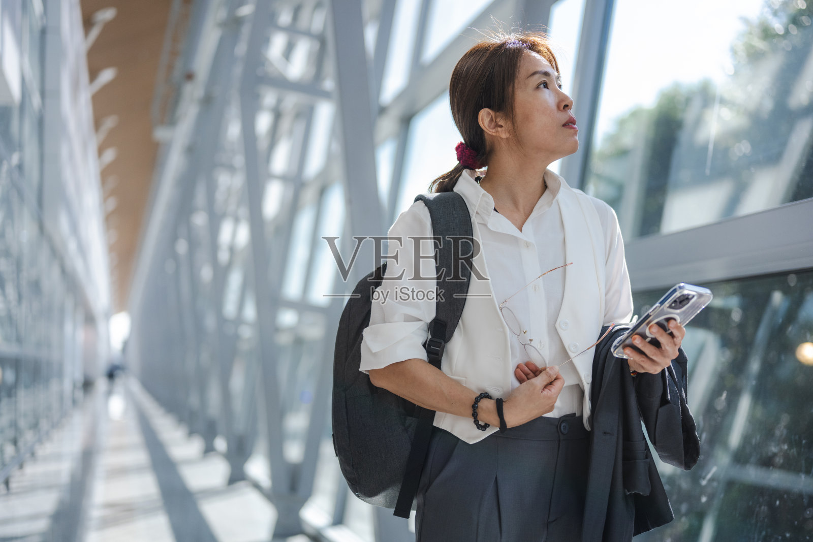 成功在行动：一位女商人在机场的步行照片摄影图片