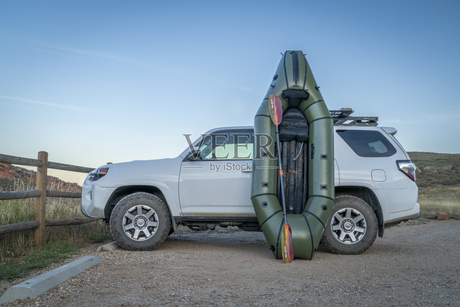 黄昏时分,在洛里州立公园,阿尔帕卡游艇与Aqua Bound桨在丰田4Runner SUV旁。照片摄影图片