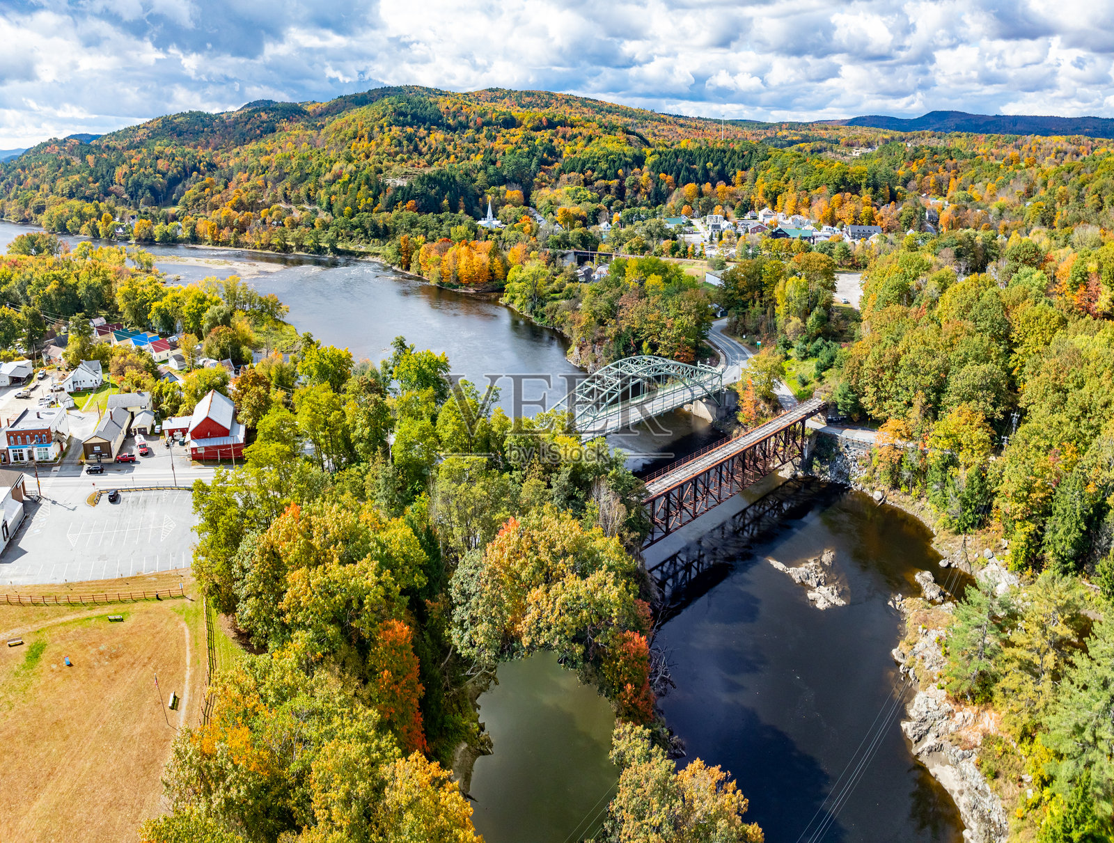 退伍军人纪念桥和康涅狄格河，美国302号公路在佛蒙特州威尔斯河和伍德斯维尔的景观照片摄影图片