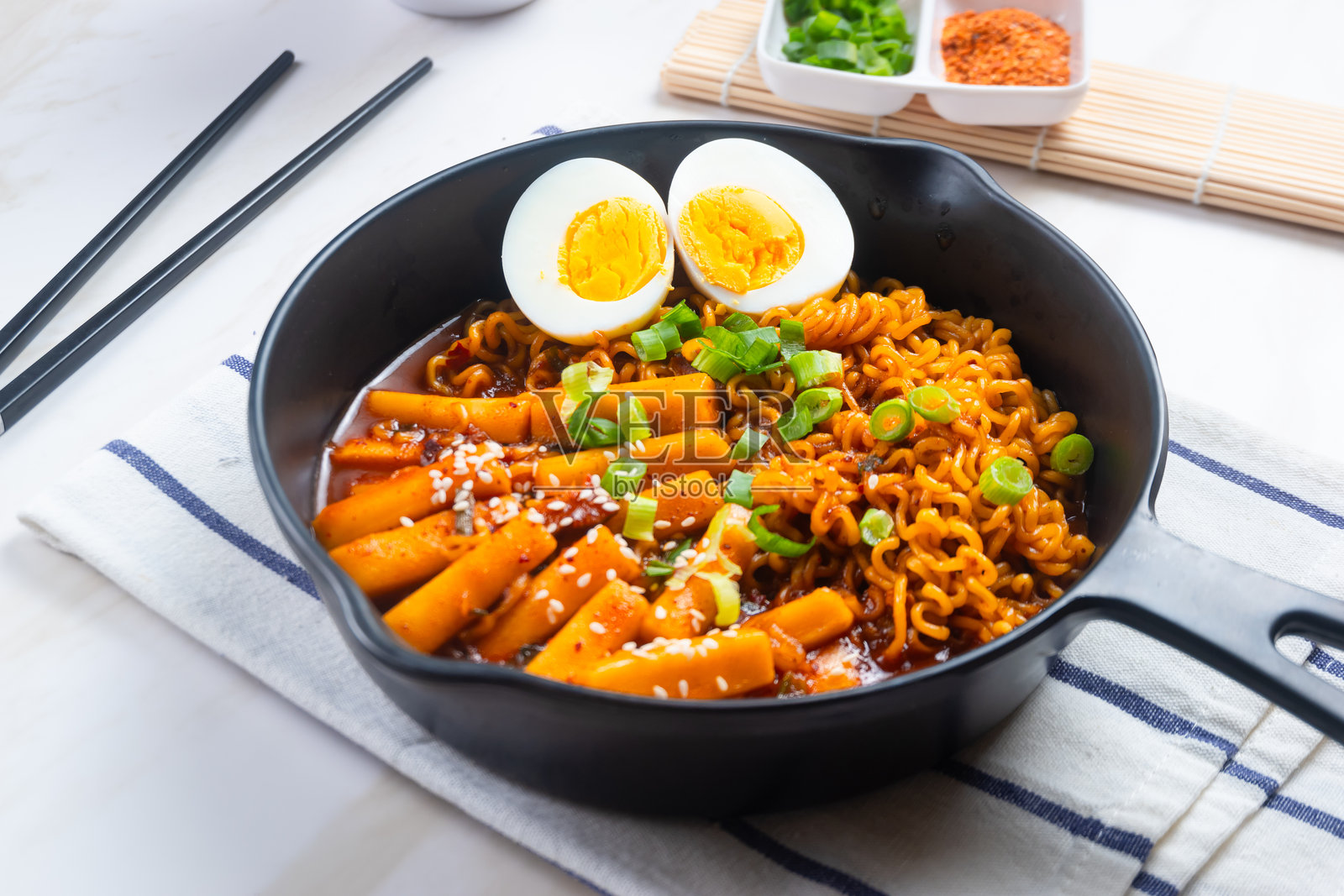 韩式拉面配韩式年糕、鱼饼和煮鸡蛋 - 辣炒年糕 - 韩式美食风格。照片摄影图片