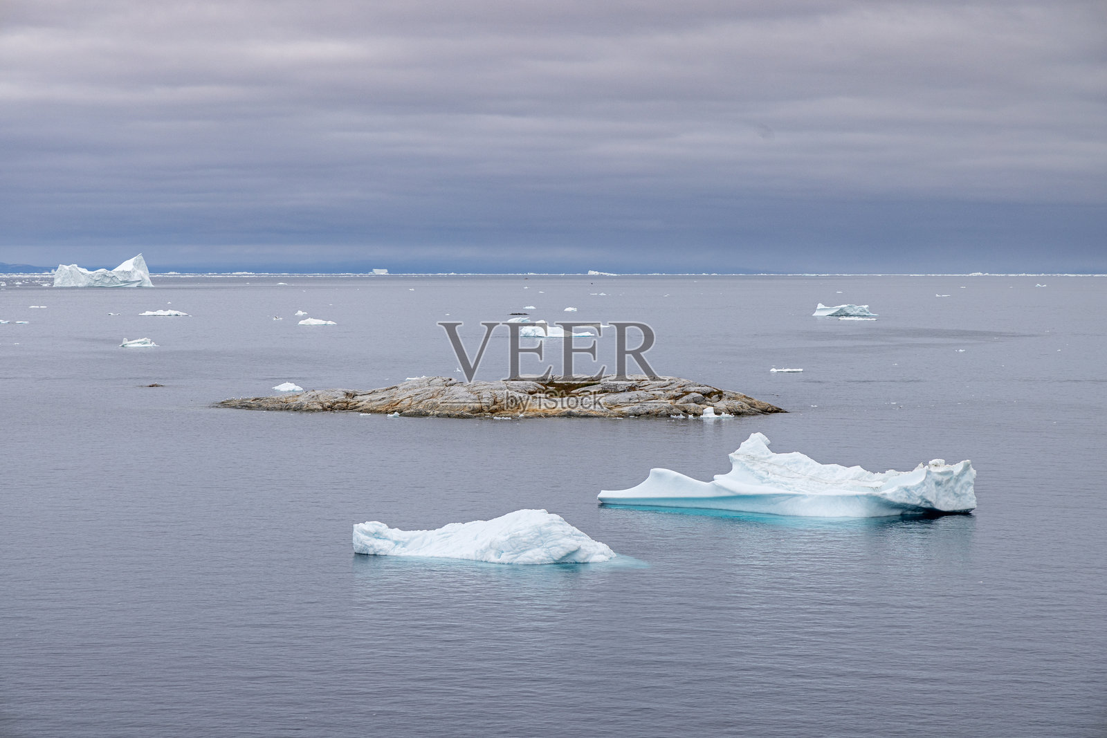 北极小岛上的漂浮冰块照片摄影图片