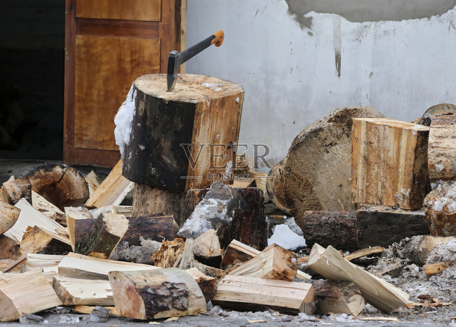 旧斧头和一块劈木头的木板。照片摄影图片