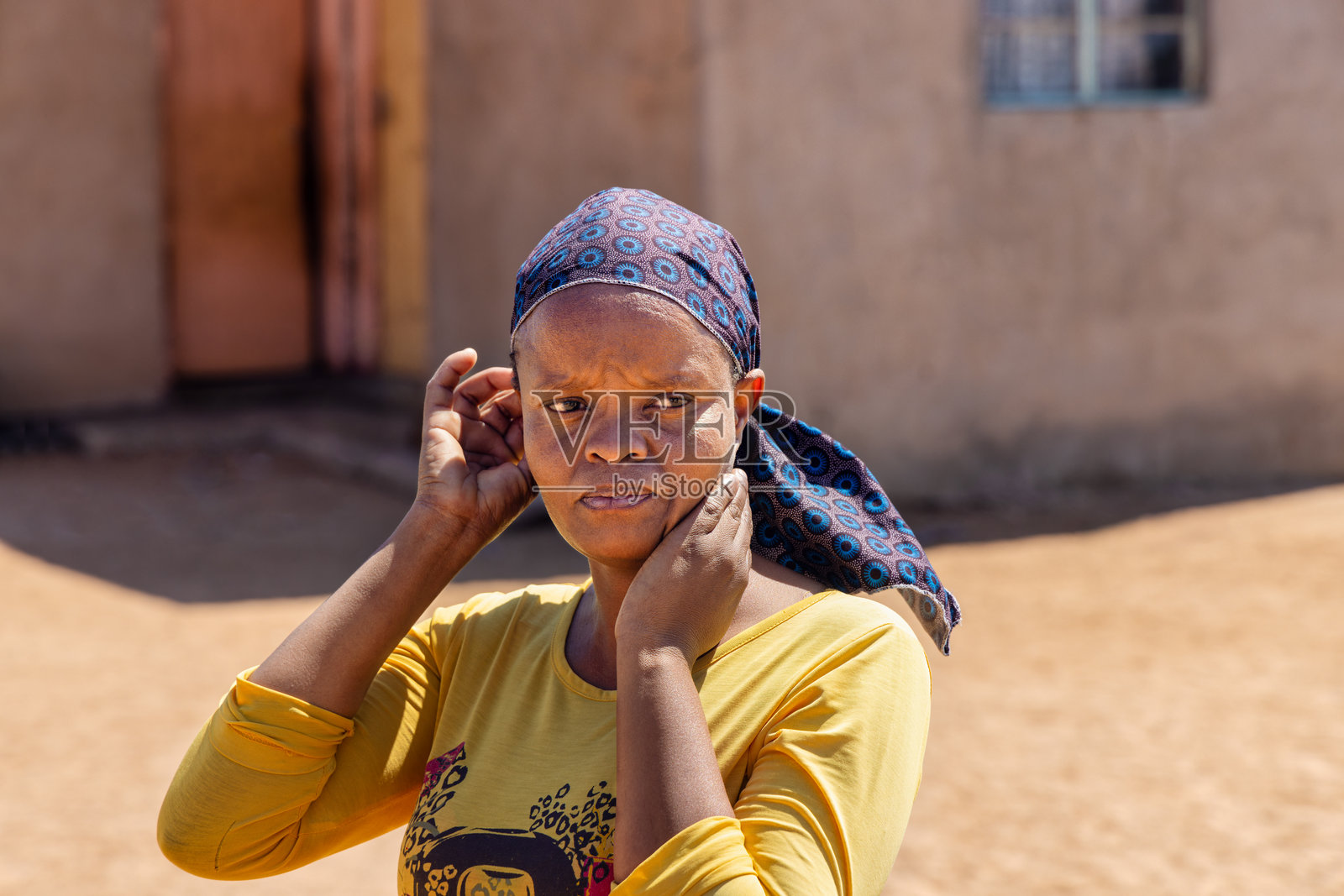 院子里棚屋前的非洲妇女肖像照片摄影图片