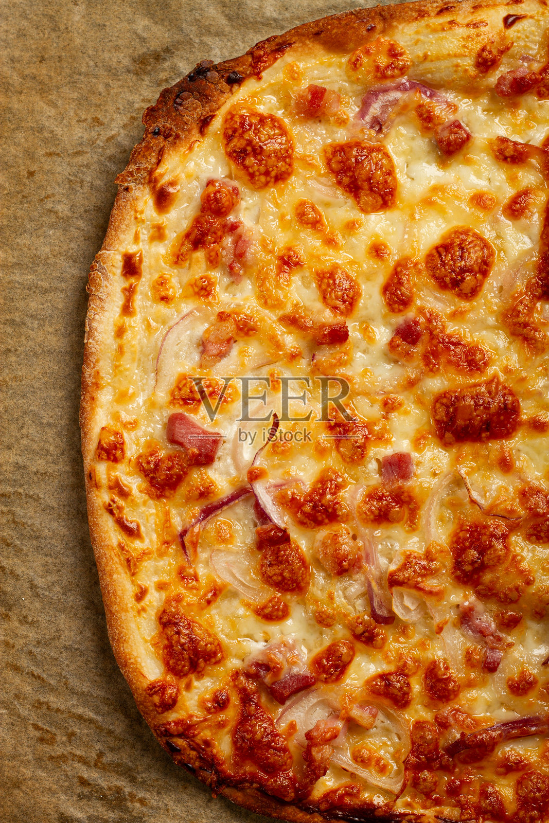 法式焦糖塔，开放式派，矩形比萨，配有奶酪和红洋葱，培根片，阿尔萨斯菜肴，自制，无人。照片摄影图片