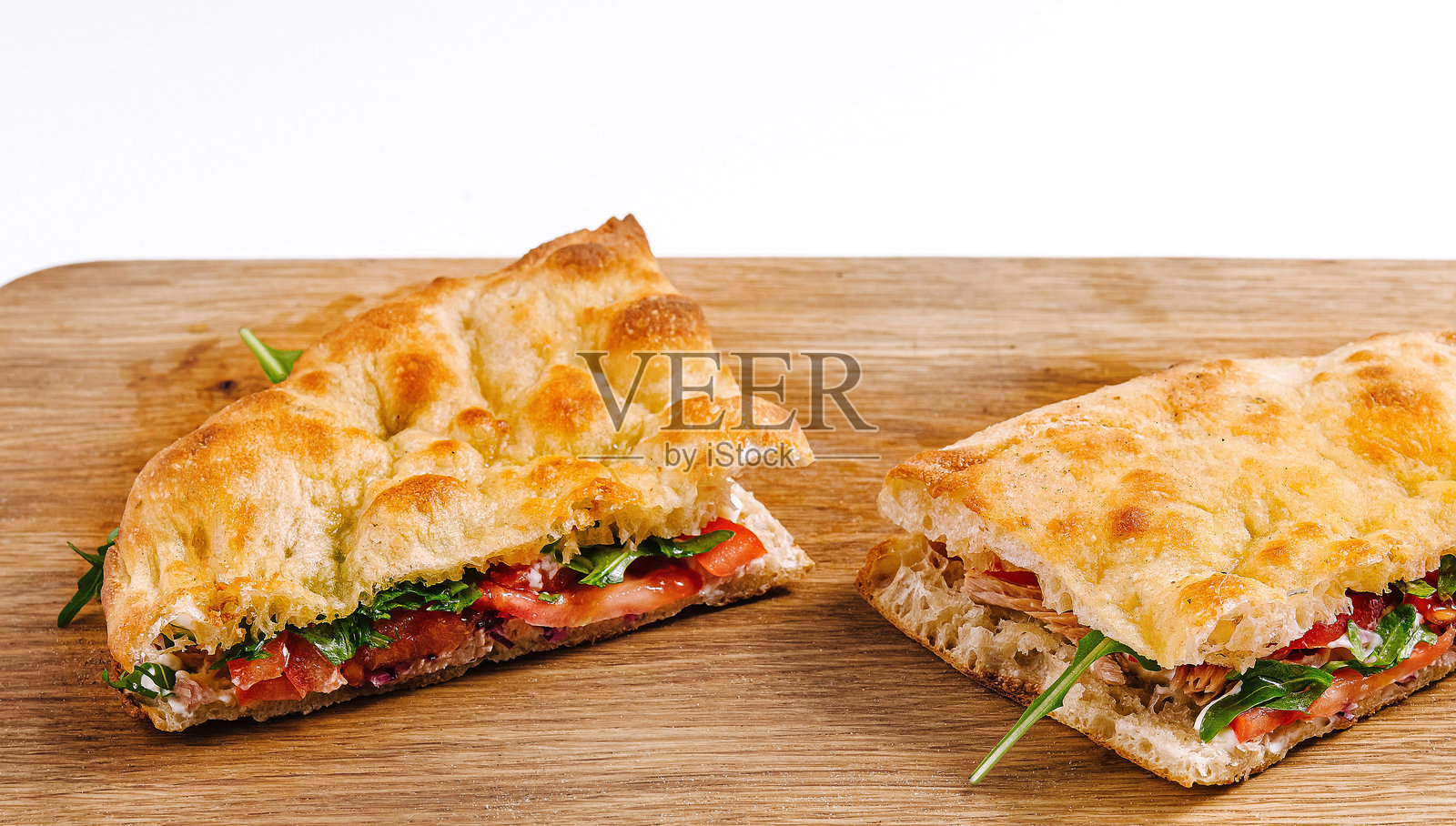 新鲜意大利帕尼尼三明治放在木板上照片摄影图片