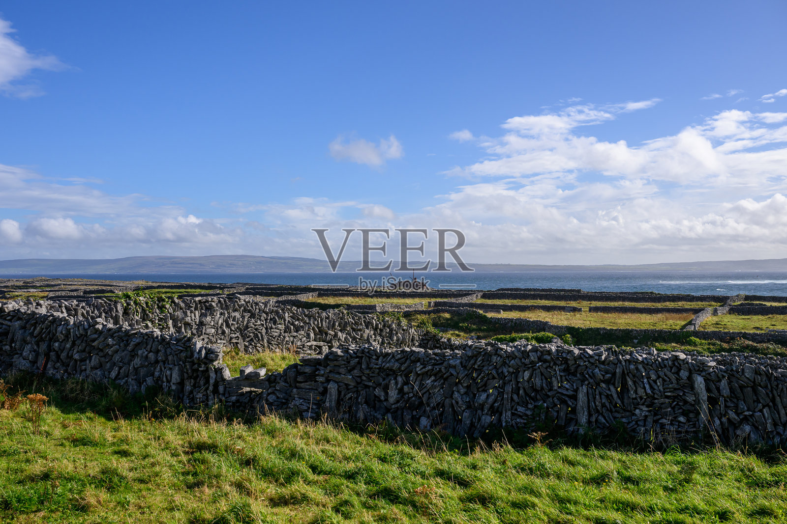 爱尔兰戈尔韦郡阿朗群岛的伊尼希尔干石墙照片摄影图片