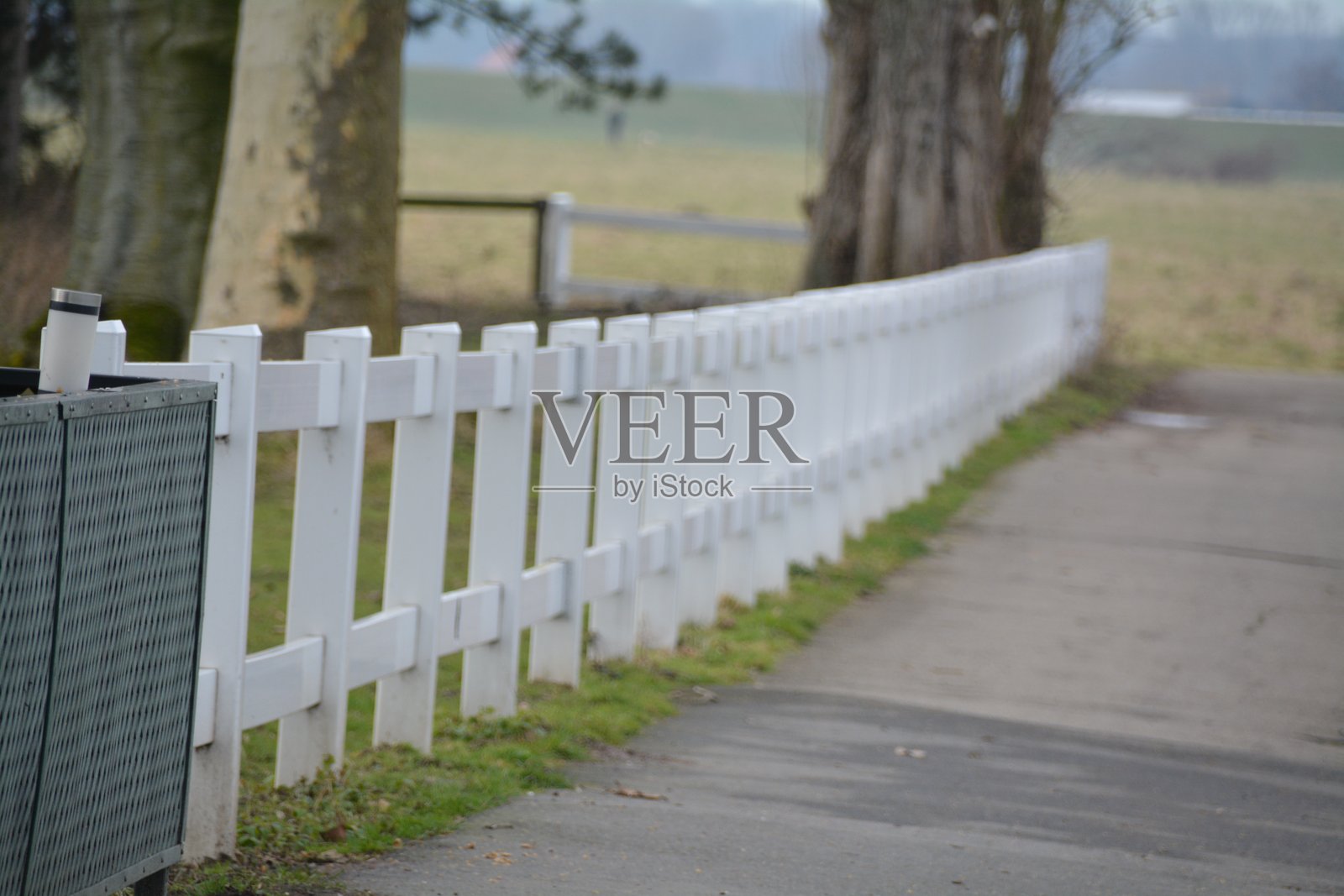 小路旁的栅栏照片摄影图片