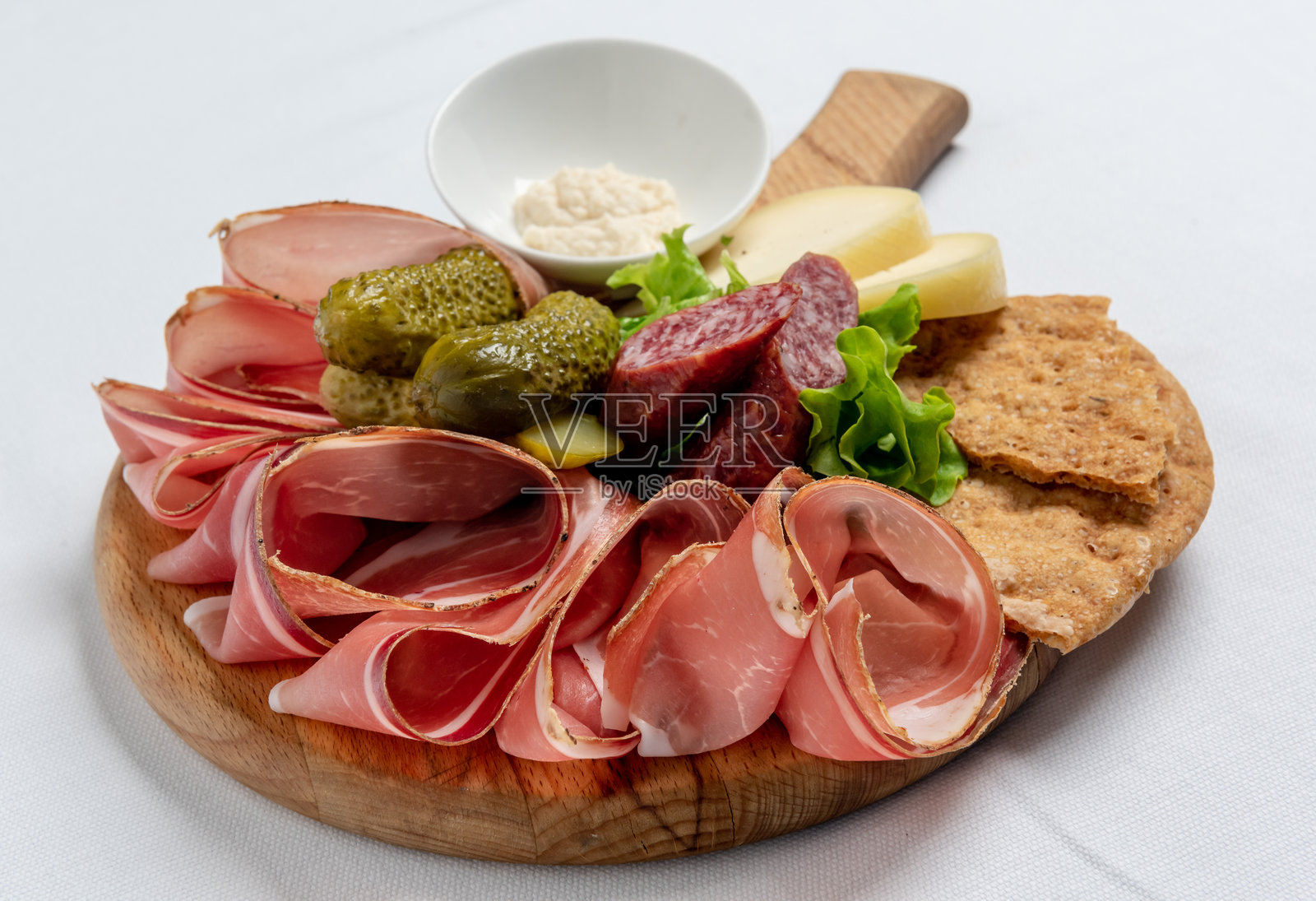 切菜板上的腌制肉类照片摄影图片