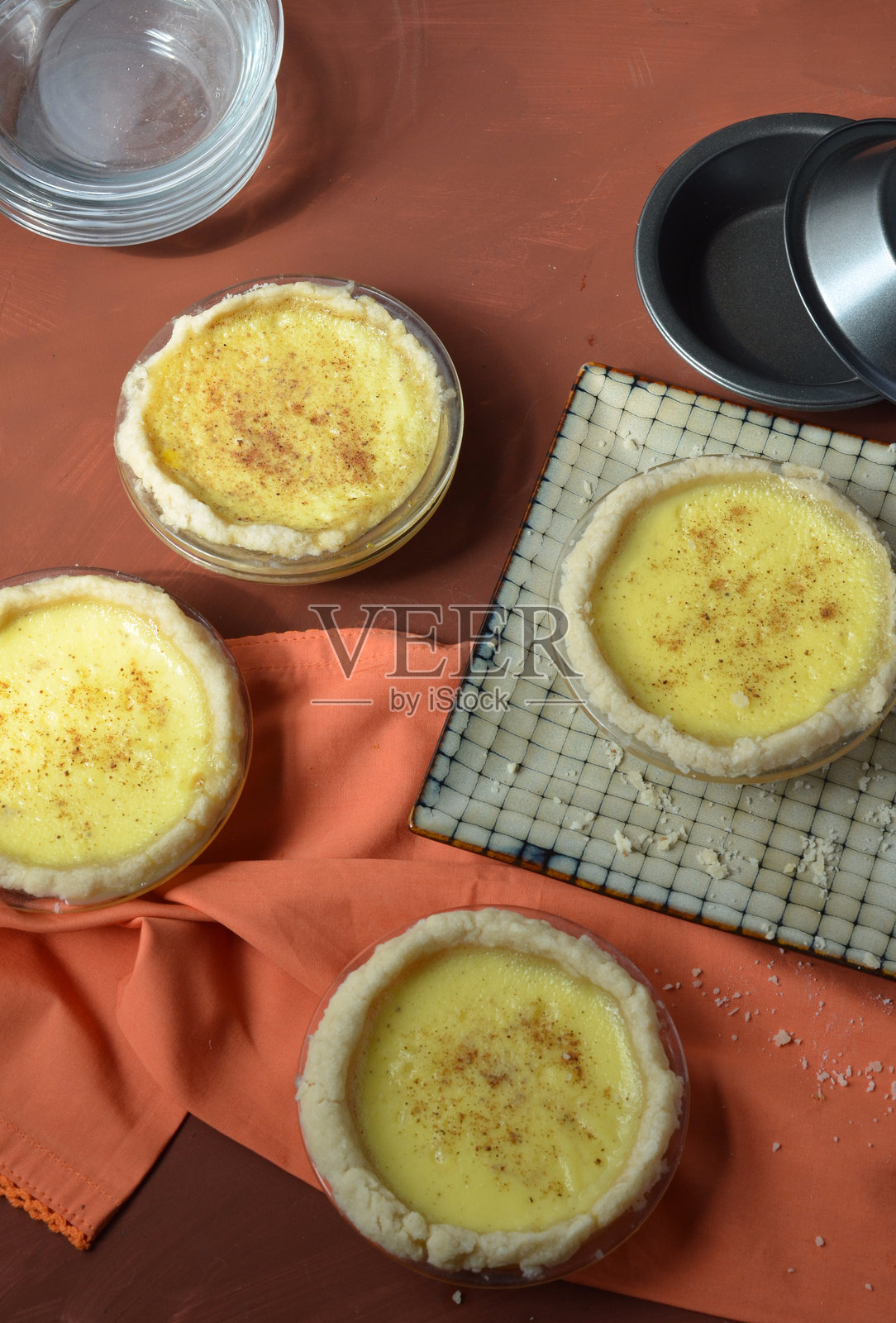 高角度视图的甜点摆放在桌子上照片摄影图片