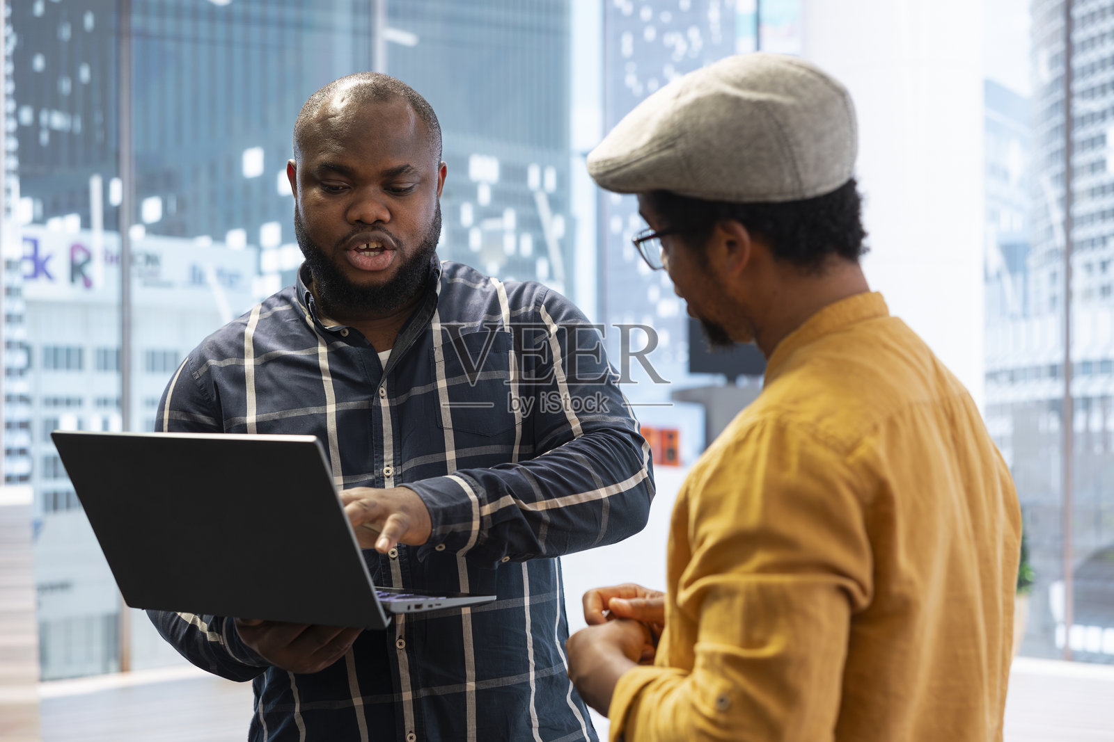 房地产经纪人在办公室参观中向企业家展示蓝图照片摄影图片