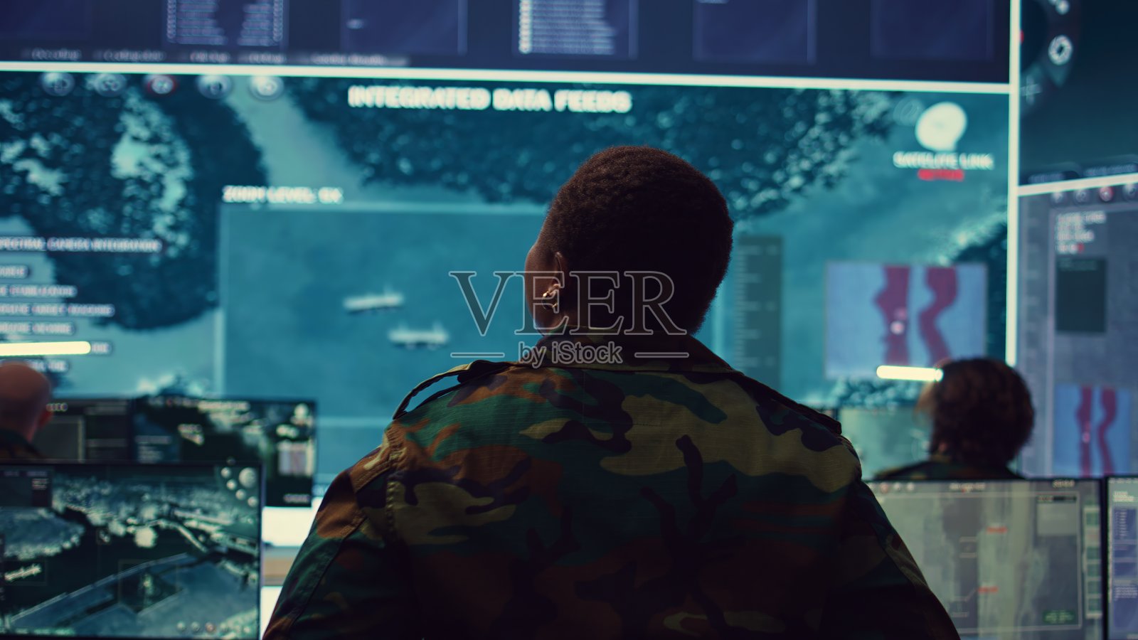 女技术军士监控空中交通以侦测任何敌方飞机照片摄影图片