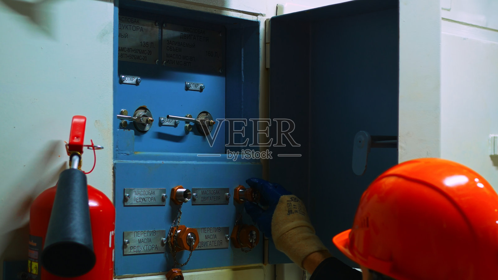 操作工程师在启动设备之前检查油位和设置，以确保设备准备就绪。适当的准备可以防止问题并保证系统高效运行。照片摄影图片