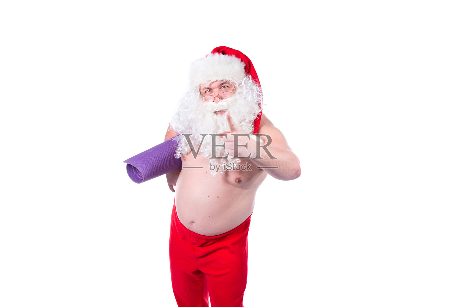 搞笑的圣诞老人正在健身，关注自己的健康。白色背景。照片摄影图片