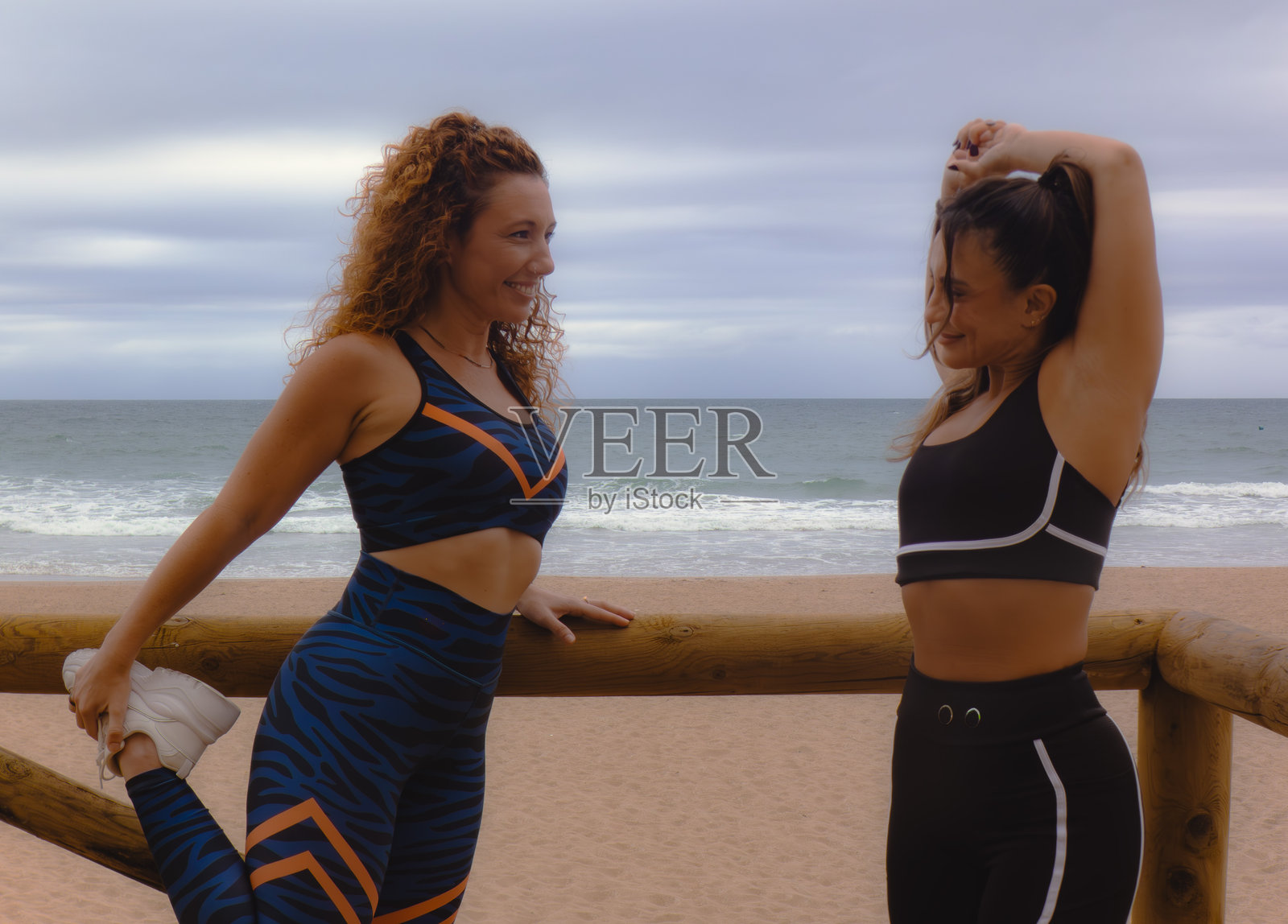 两个女孩在海滩上运动照片摄影图片