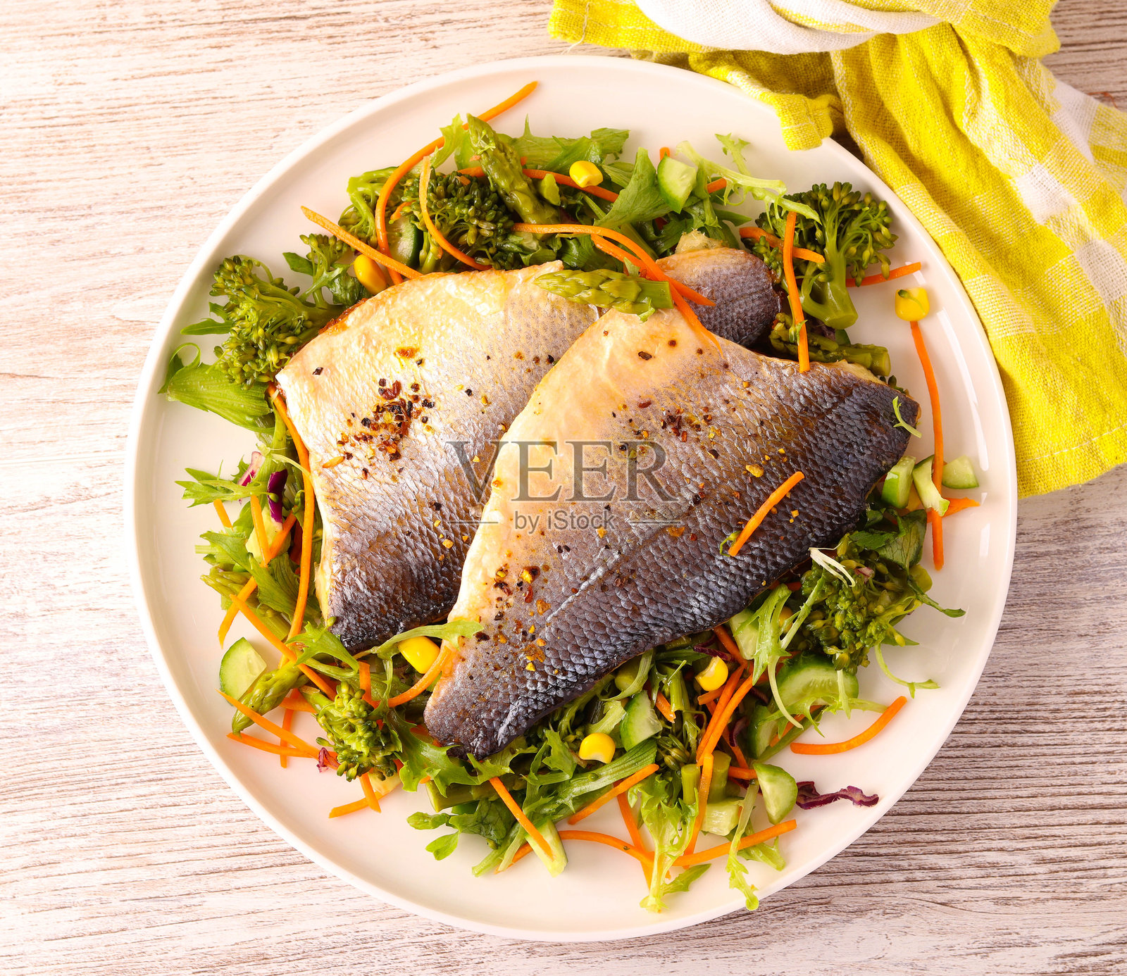 沙拉上的鱼片照片摄影图片