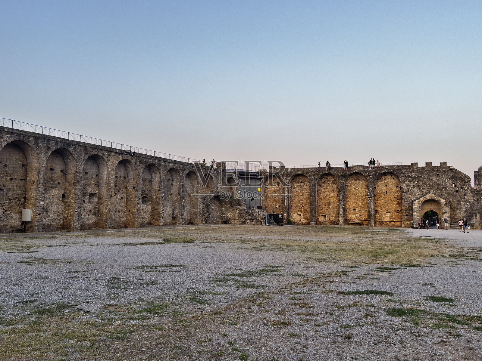 黄昏时分的古老石头遗址与拱门照片摄影图片