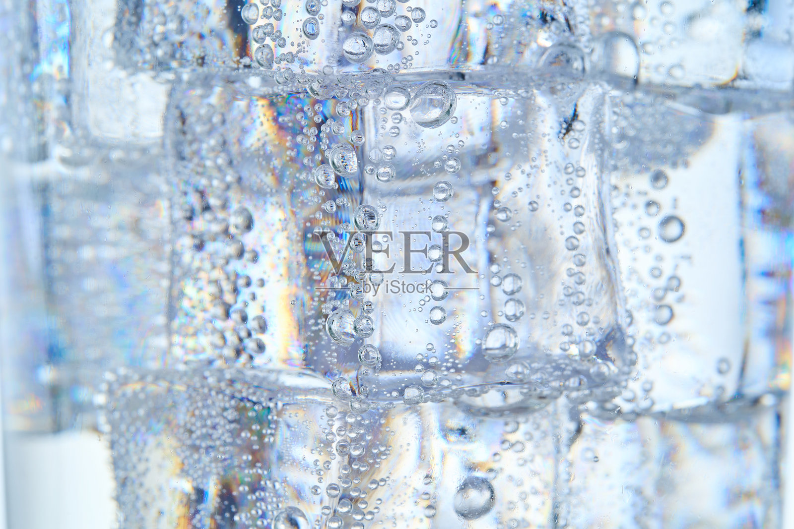 冰块中的碳酸水杯照片摄影图片