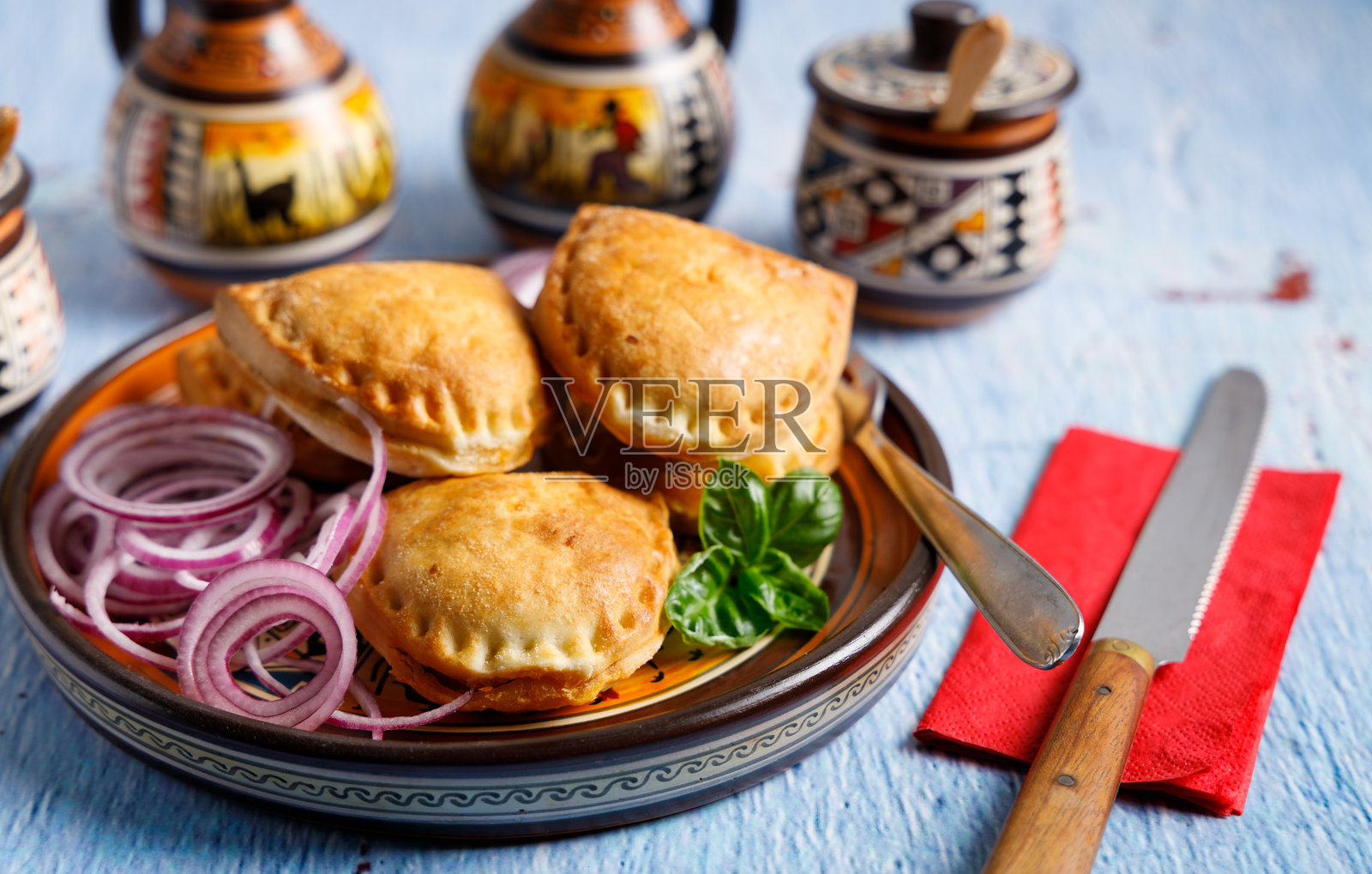 自制的馅饼配酱汁。照片摄影图片