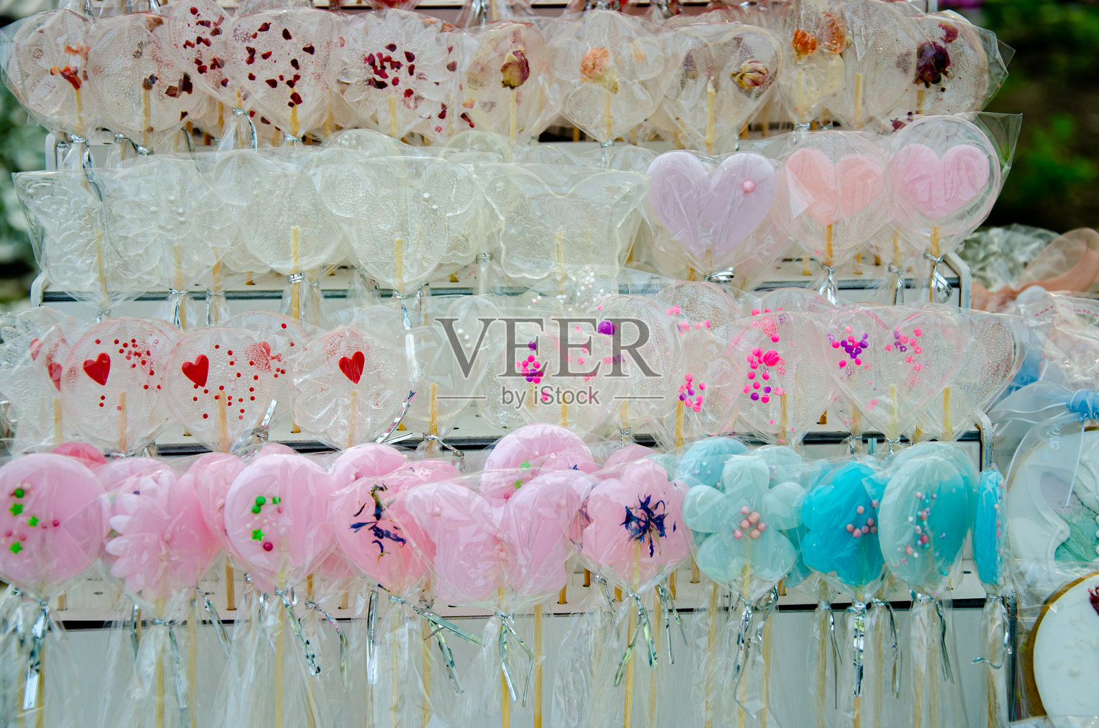 各种形状和颜色的棒棒糖照片摄影图片