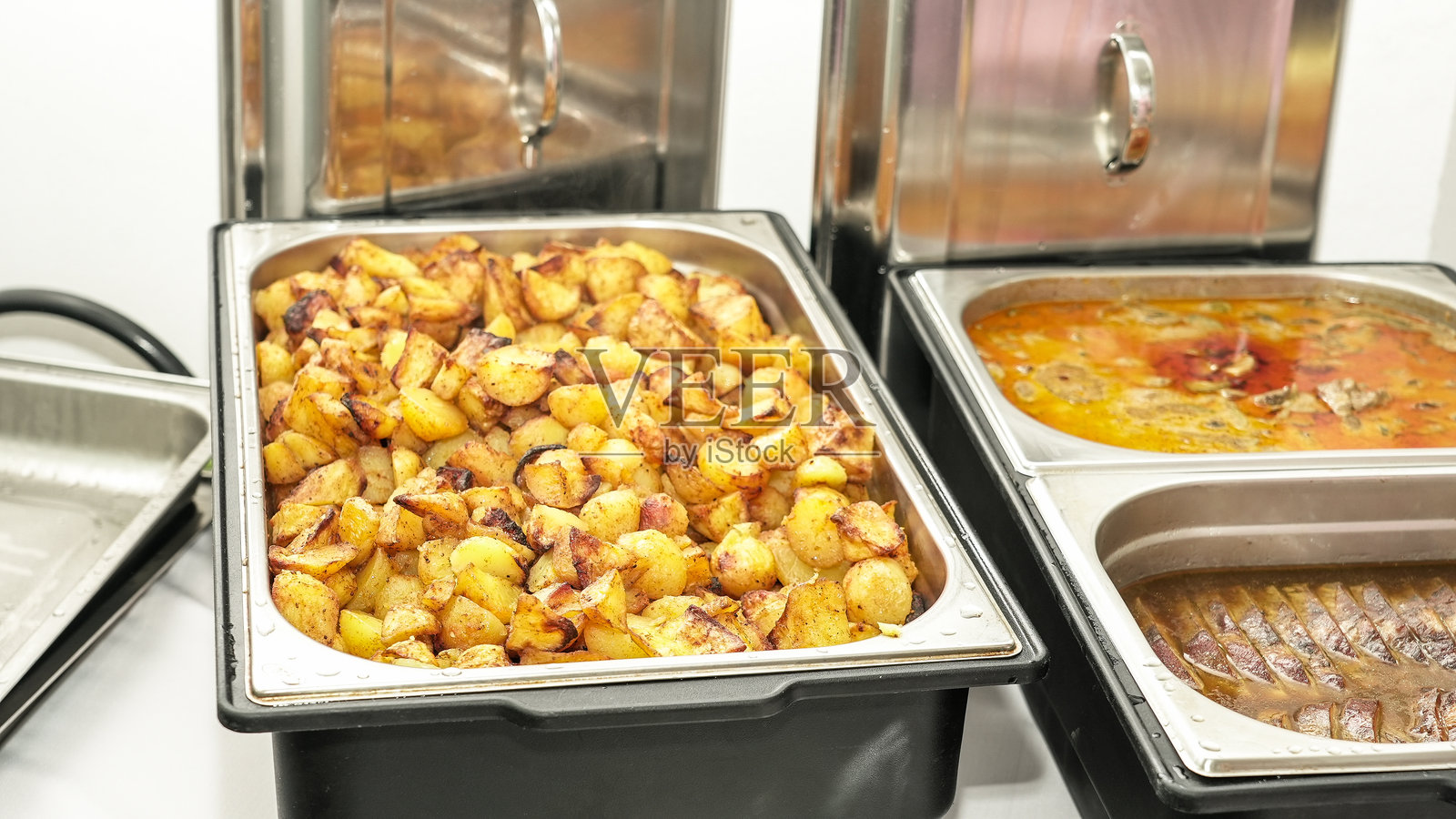 自助餐桌上摆放着烤土豆的餐饮活动照片摄影图片