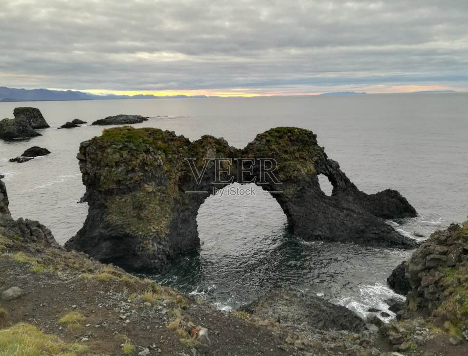 Gatklettur - 拱门岩 - 是一个有圆形拱门的悬崖照片摄影图片