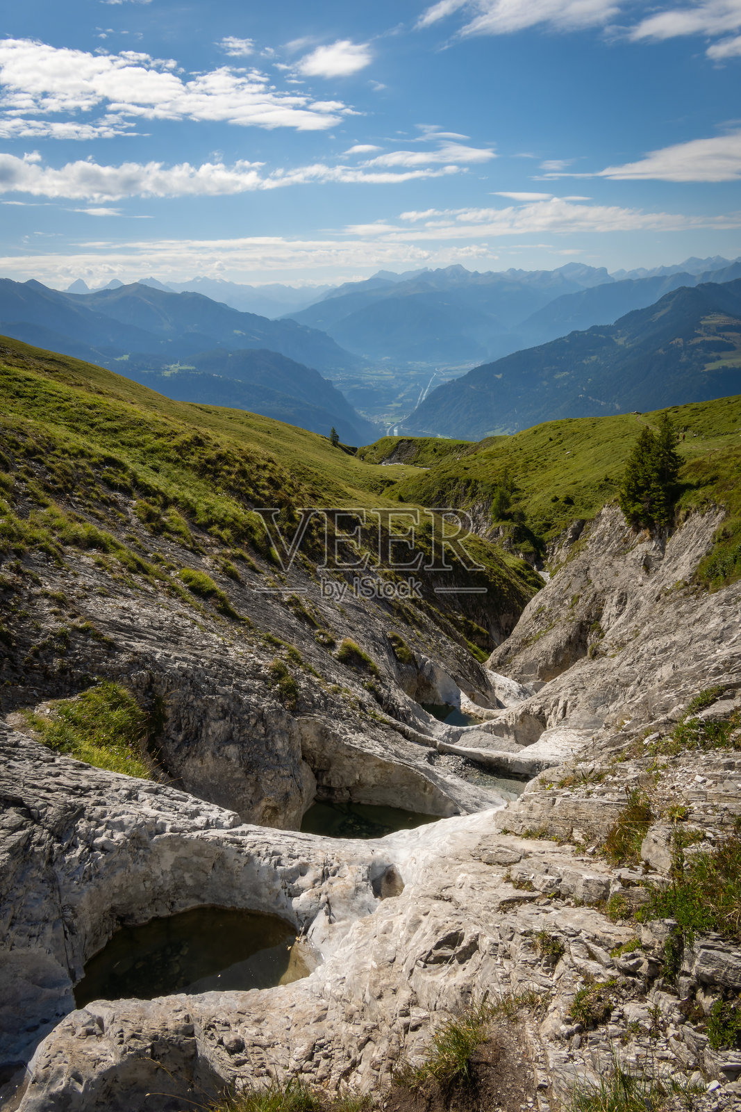 在瑞士巴尔吉斯的阿尔卑斯莫拉美丽的徒步旅行，从特林出发照片摄影图片