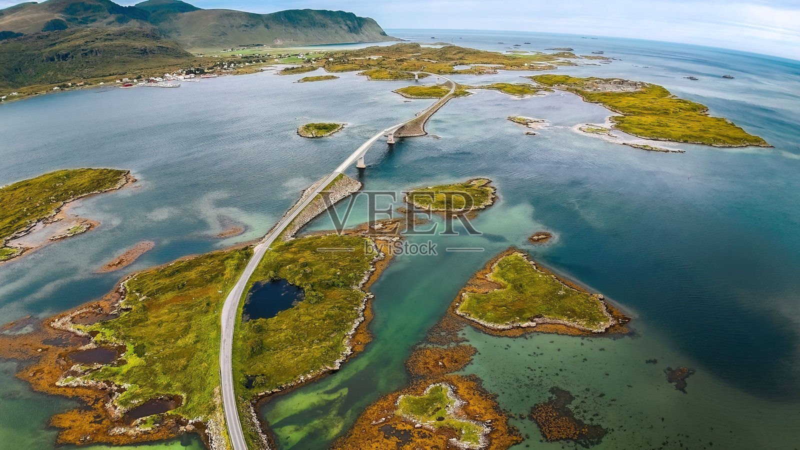 挪威风景优美的海岸公路鸟瞰图照片摄影图片