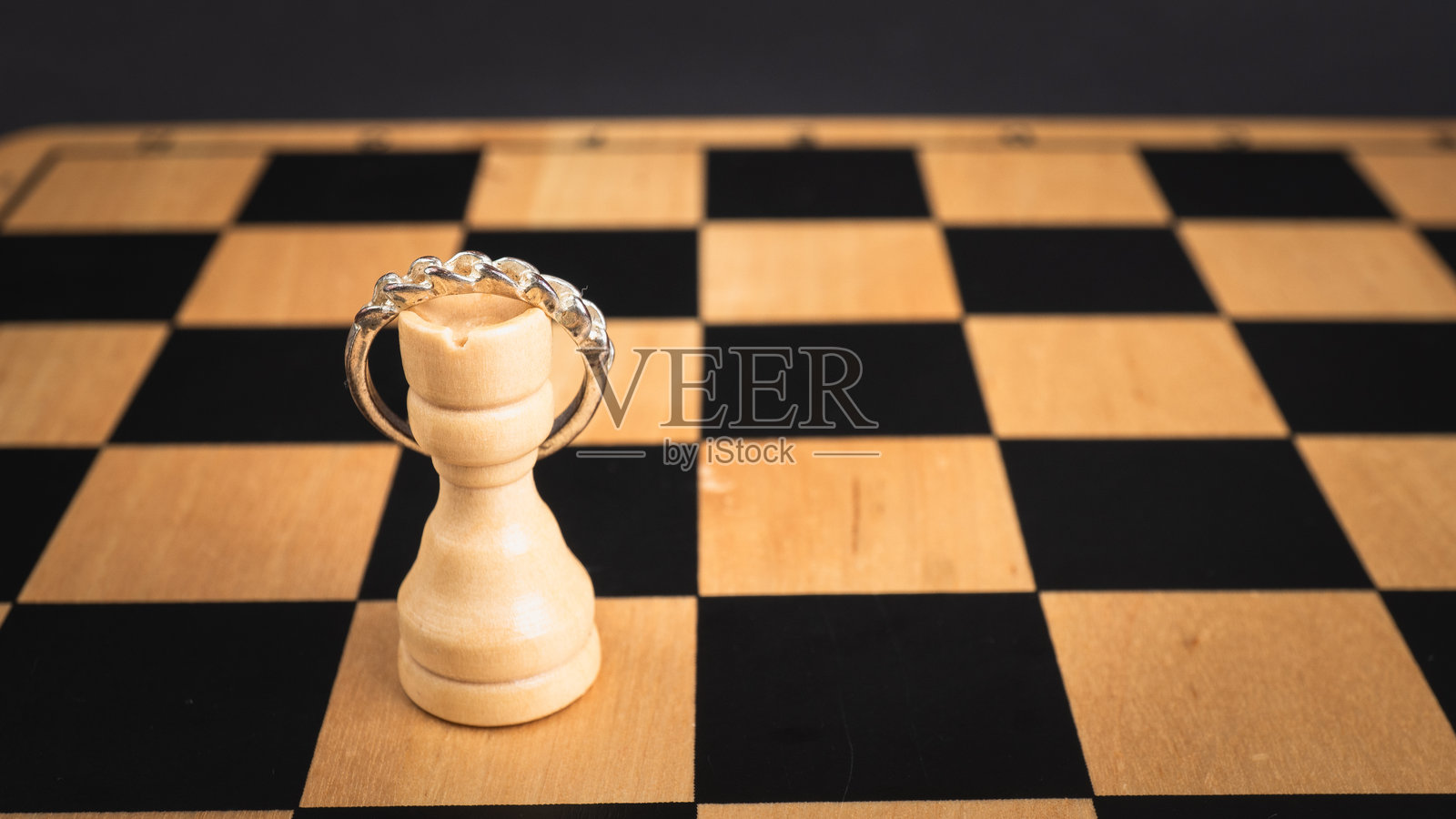 棋子与珠宝戒指照片摄影图片