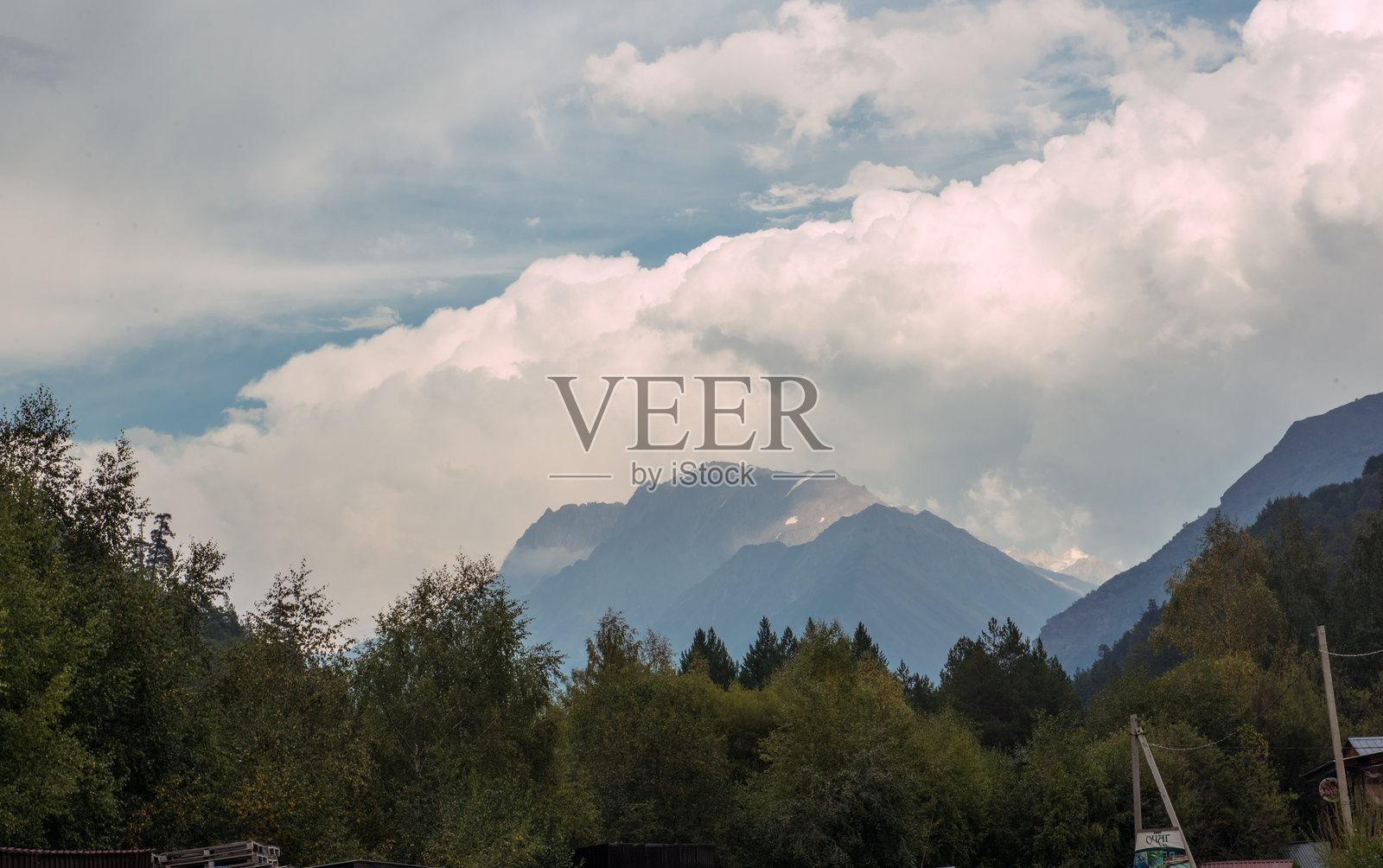 夏季山脉风景，深邃森林，蓝天白云照片摄影图片