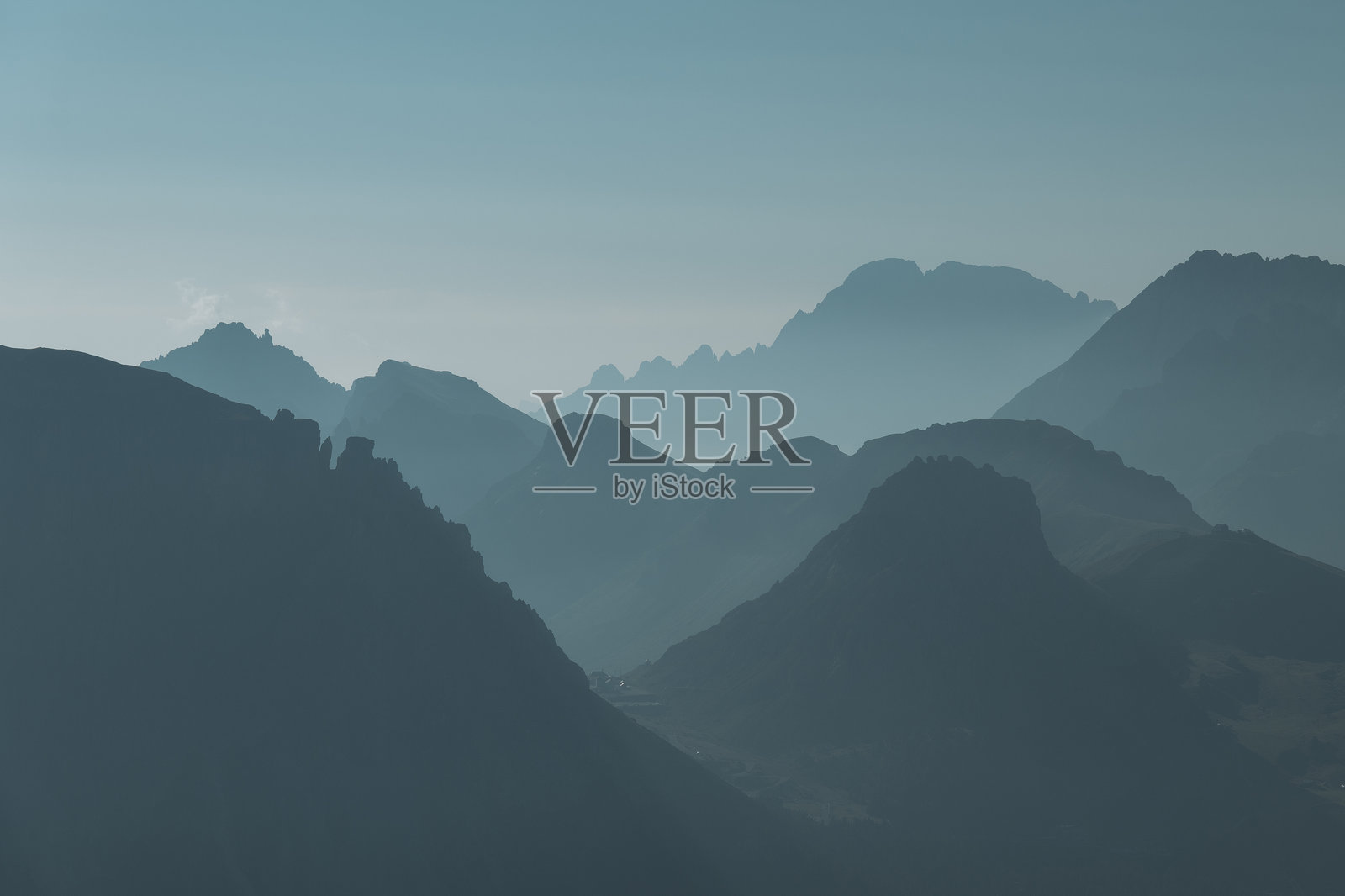 壮丽的多洛米蒂山脉，令人惊叹的宁静山景，激发对自然的敬畏与冒险。照片摄影图片