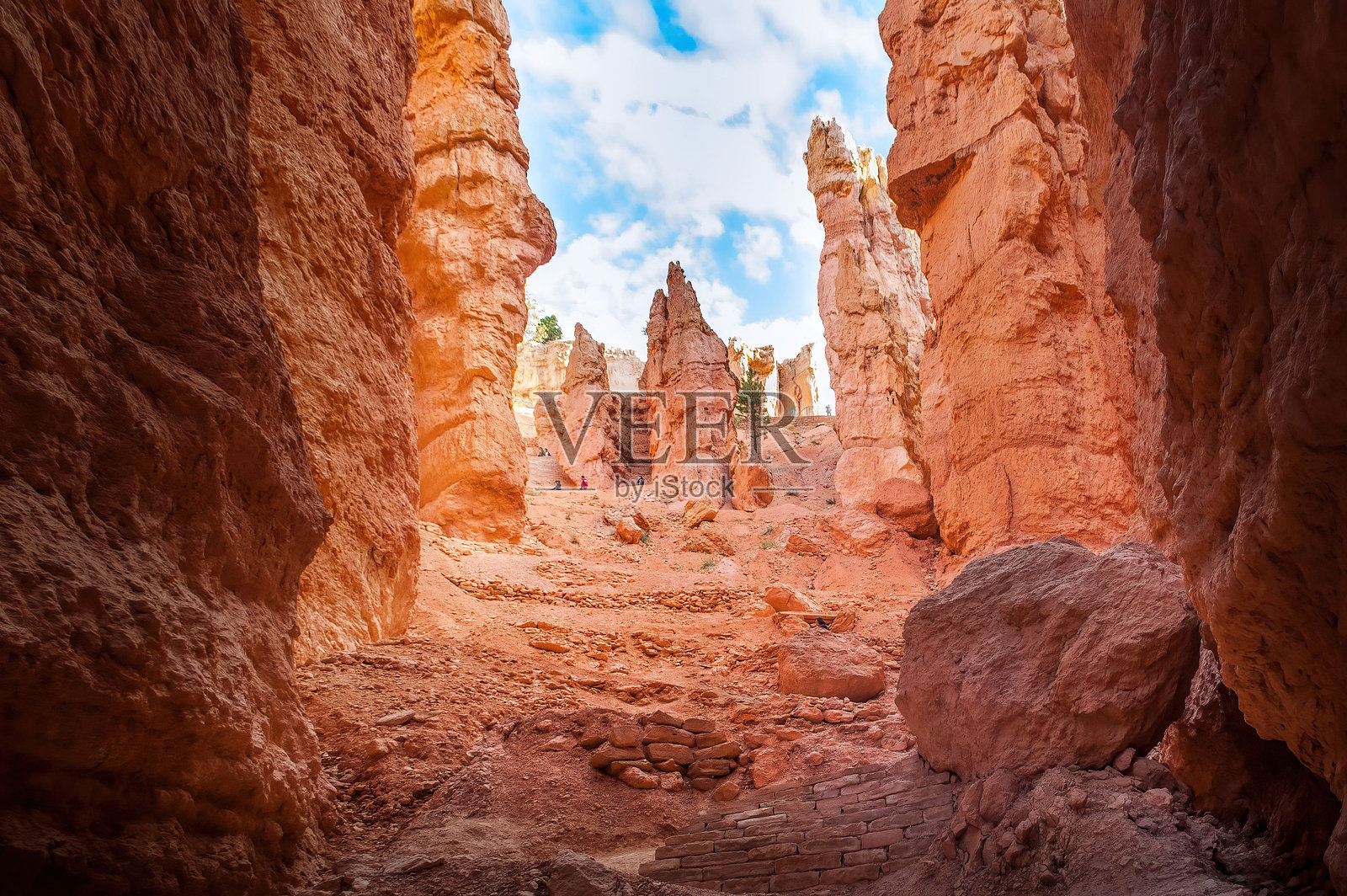 布莱斯峡谷的岩石形成在蓝天之下照片摄影图片