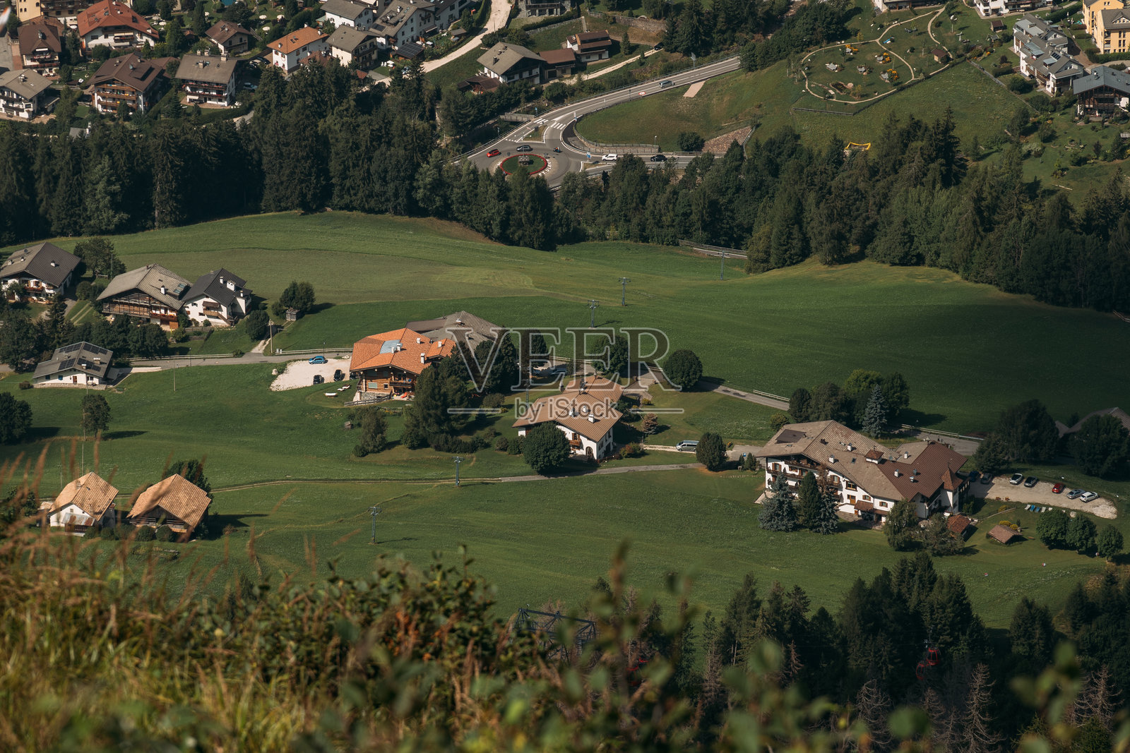 令人惊叹的多洛米蒂山脉风景，展示迷人的传统阿尔卑斯房屋照片摄影图片