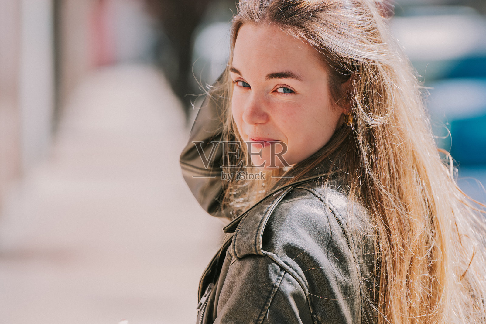 户外街头的金发蓝眼女孩肖像照片摄影图片