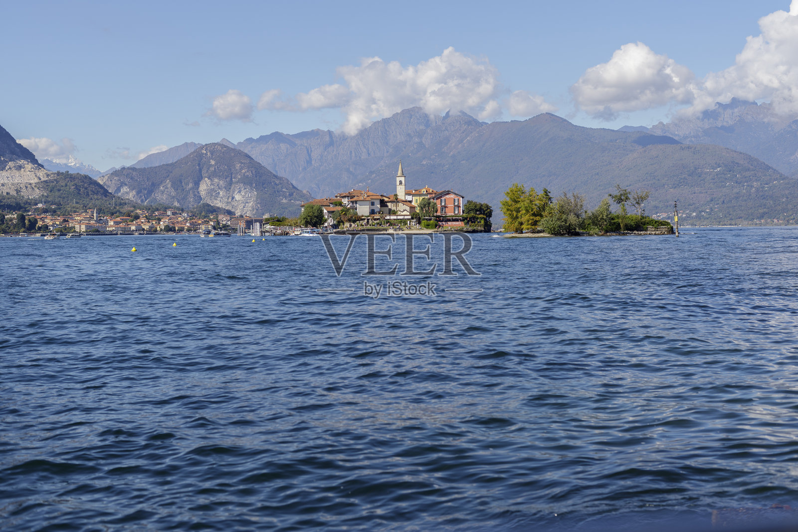 从湖马焦雷巡游的船上看到的渔民岛（Isola dei Pescatori）照片摄影图片