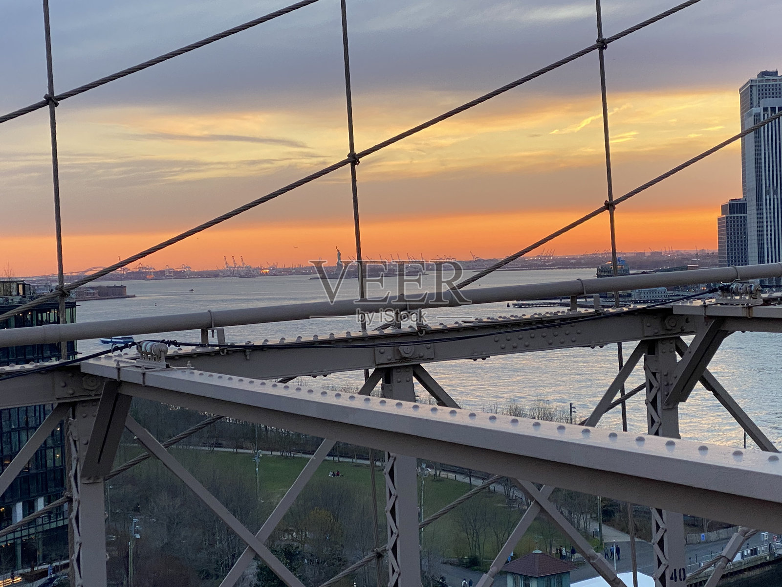 自由女神像下的日落照片摄影图片