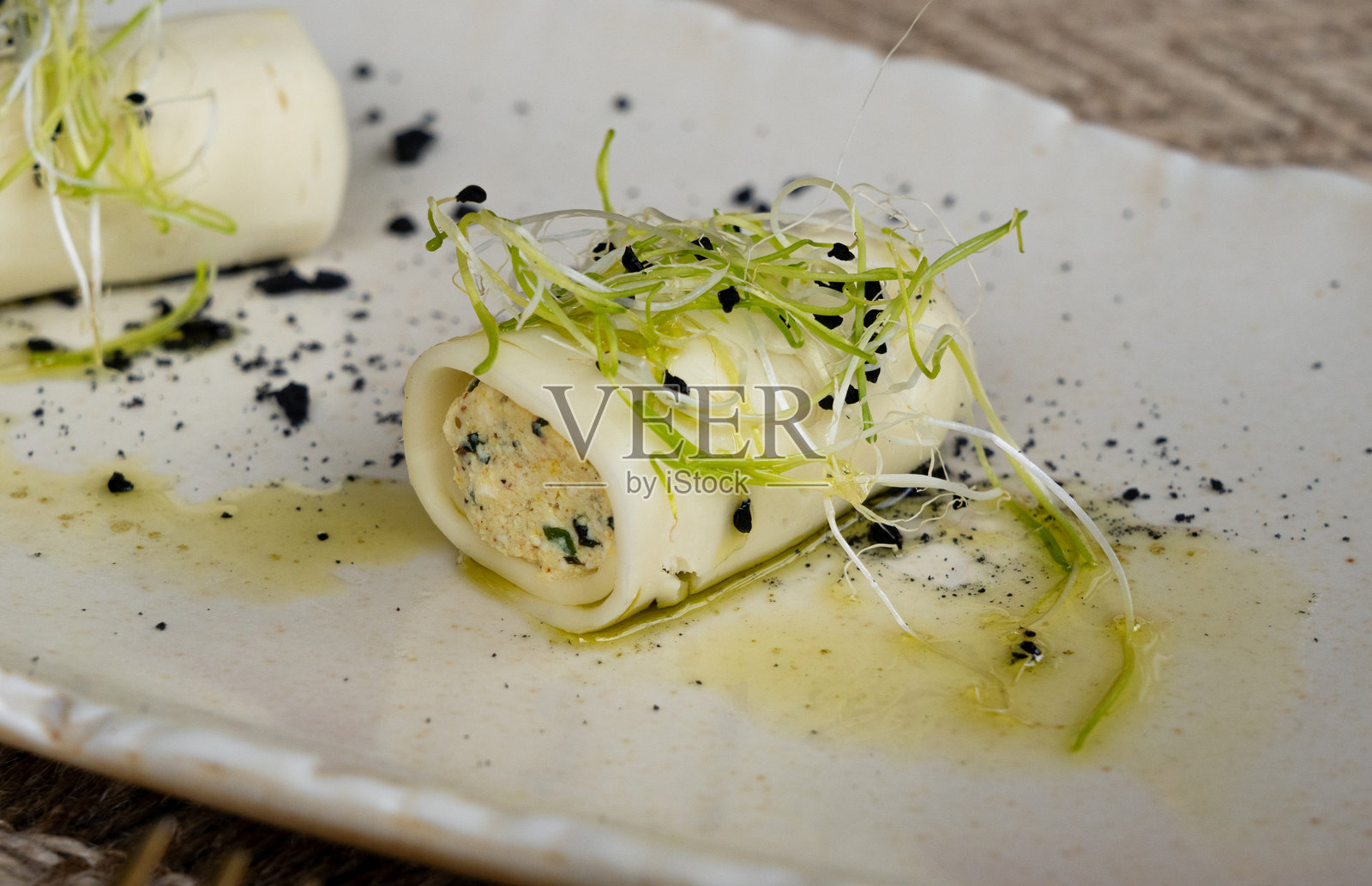 填有里科塔奶酪的卷饼，冷盘意大利面，格鲁吉亚菜。白色小沙威玛照片摄影图片