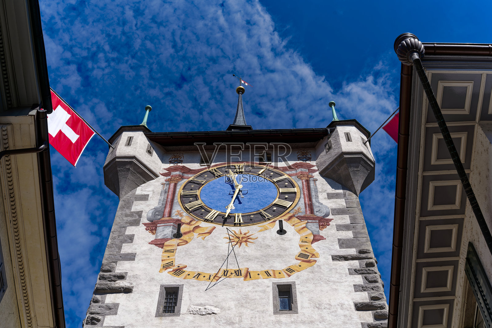 瑞士巴登古镇阳光明媚的日子里，中世纪石塔的风景，带有门和旗帜装饰。照片摄影图片