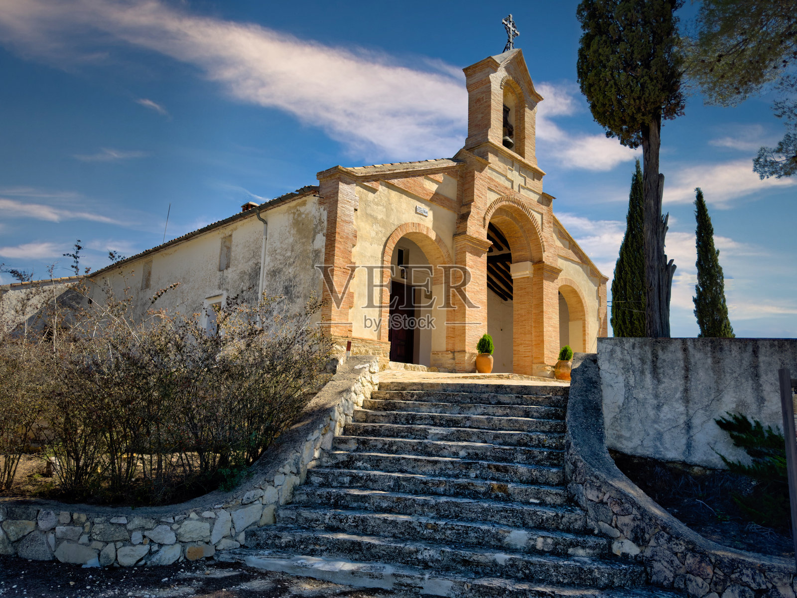 位于西班牙白色海岸的普拉内斯附近的圣基督教堂卡尔瓦里。照片摄影图片