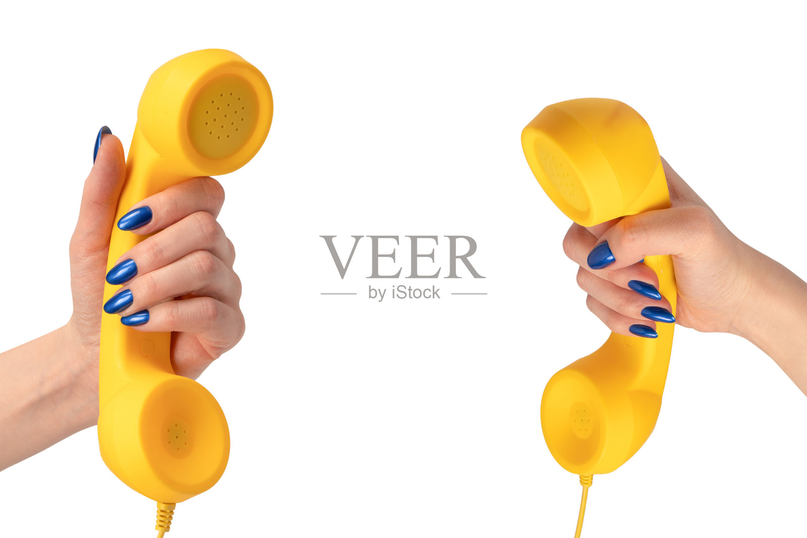 女人手中拿着黄色听筒，背景为白色。留白空间。照片摄影图片