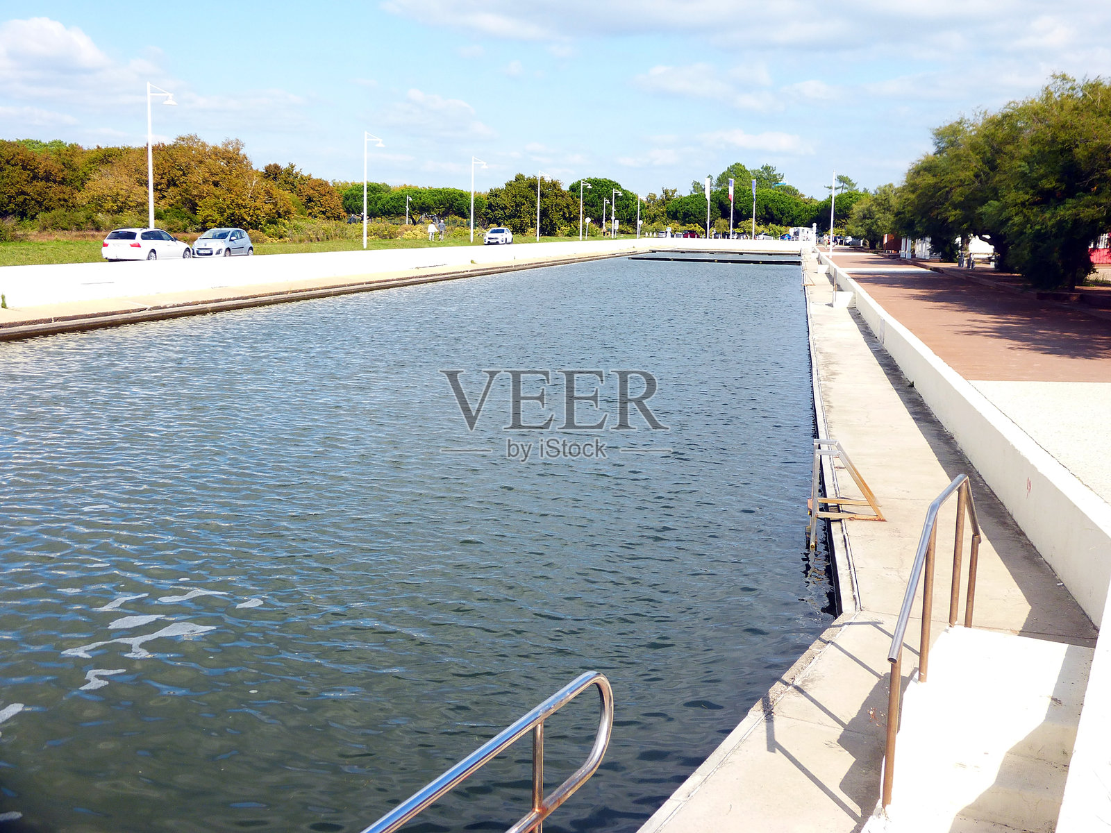 吉朗德（新阿基坦）的奥登热游泳池是一座开放式游泳池，长174米，宽17米，独一无二，使用海水，并随着潮汐进行更新。照片摄影图片