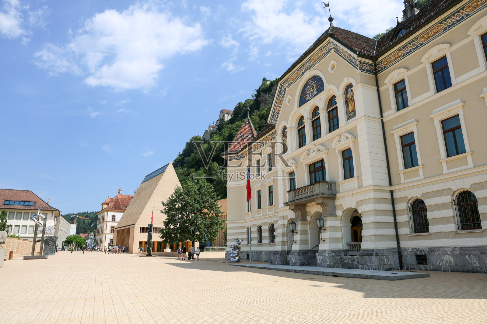 列支敦士登的瓦杜兹市中心，市政厅与老城区的建立者照片摄影图片