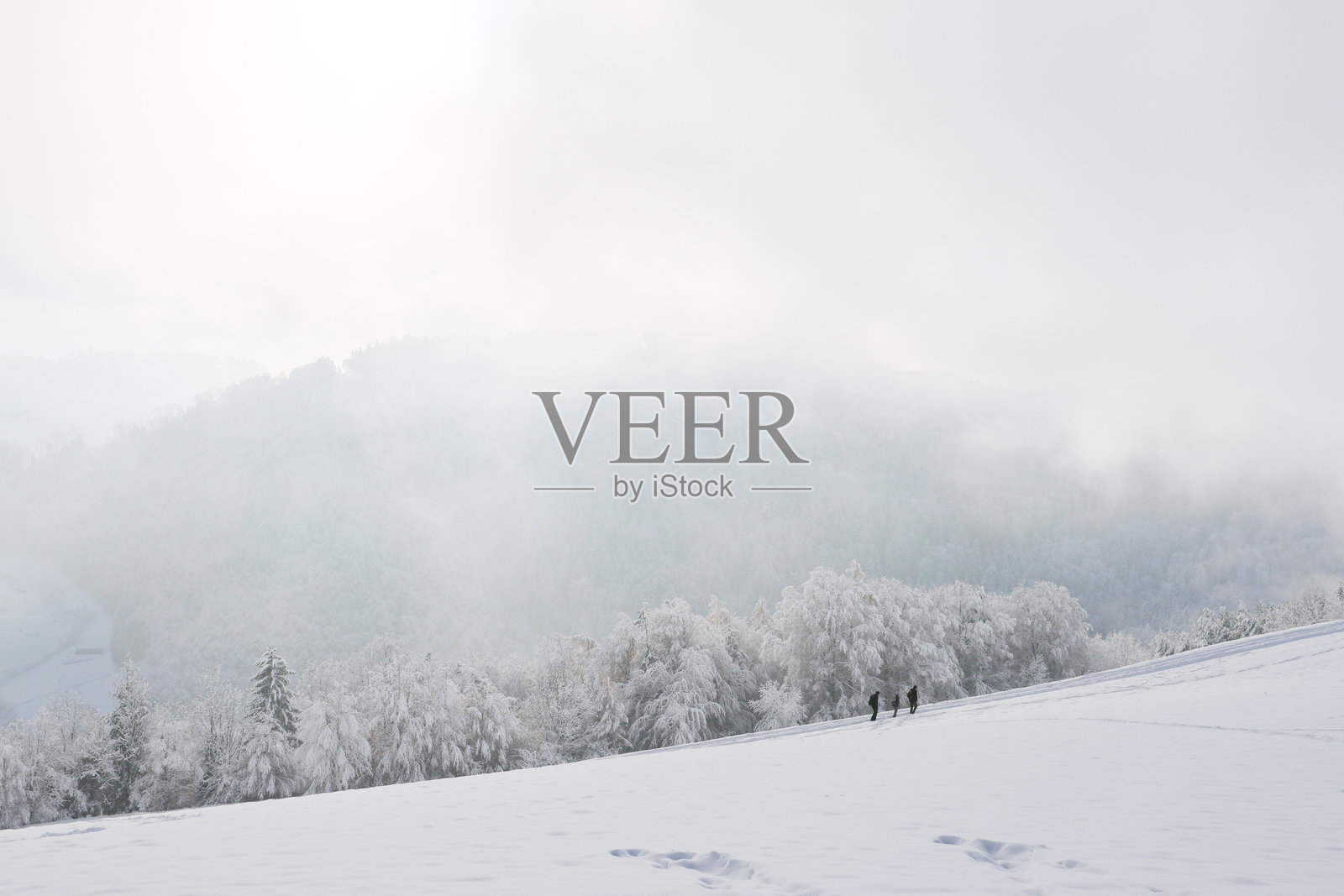 一群人在雪山上徒步旅行，冬季风景背景照片摄影图片