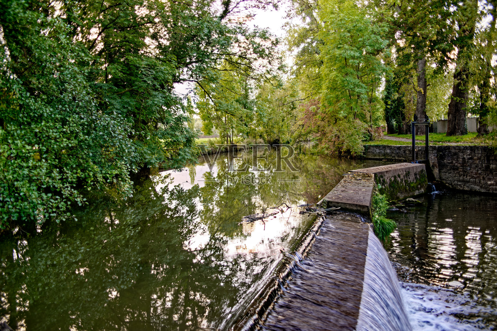 巴伐利亚小镇诺伊施塔特·安·德·艾希的秋天照片摄影图片